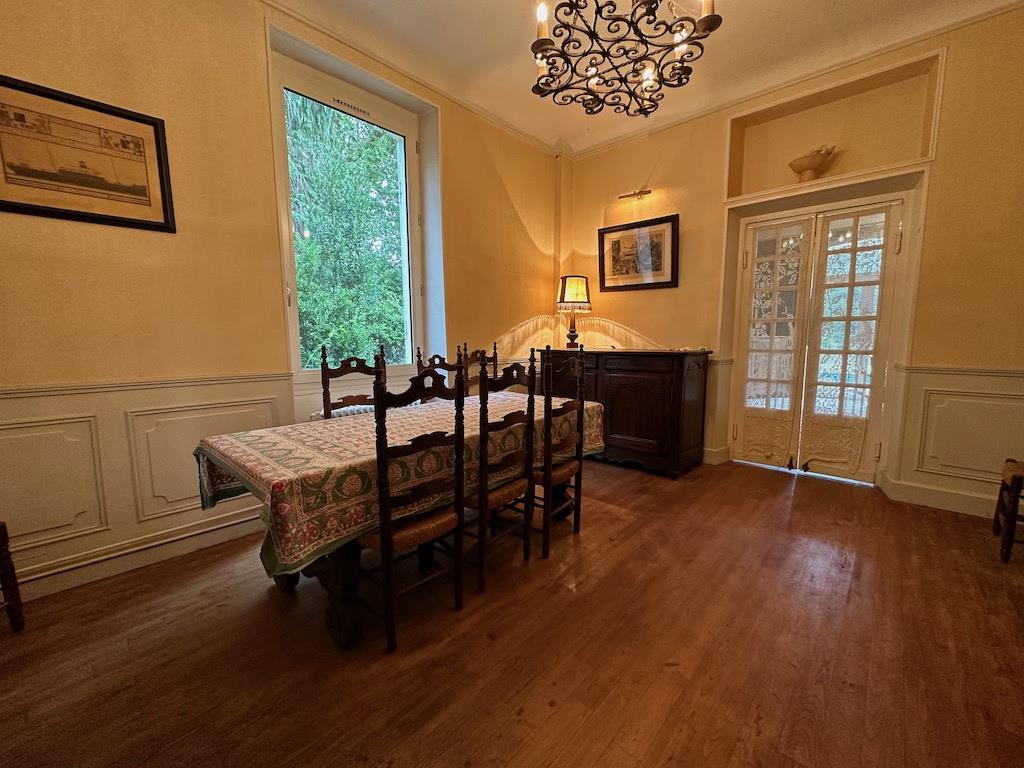 Manoir élégant avec piscine, dépendances et terrain de tennis, situé sur 5.5 hectares