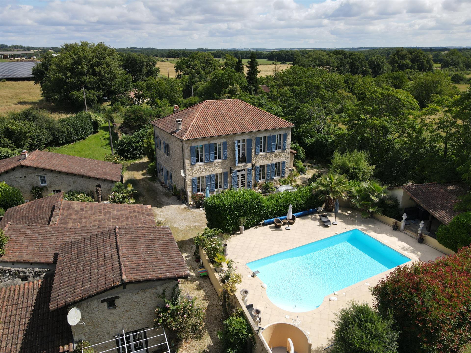 Mansion with two gîtes and swimming pool near Montréal du Gers