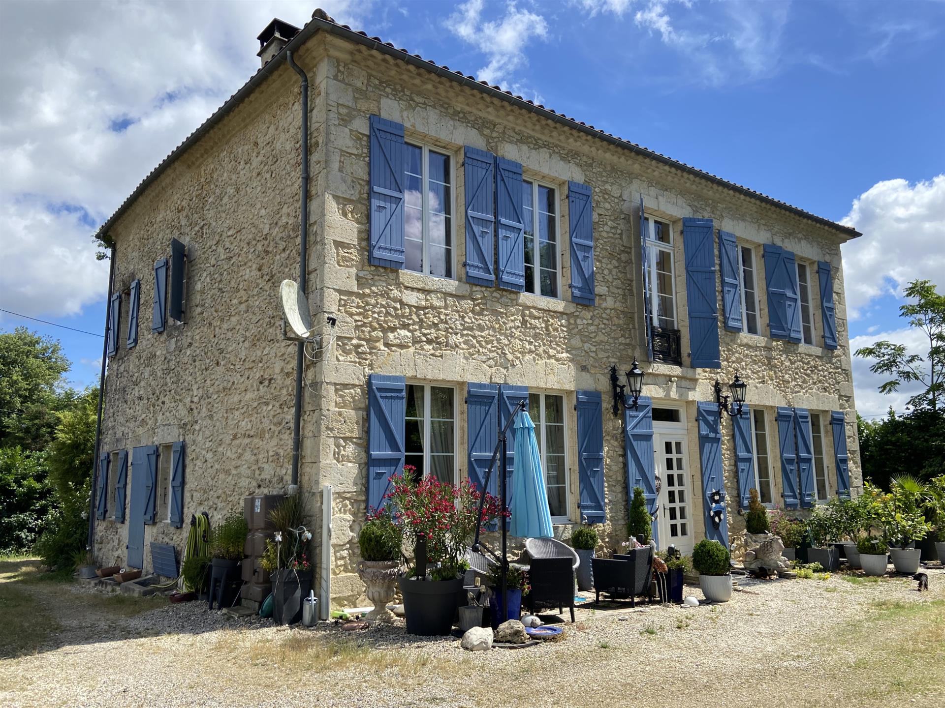 Mansion with two gîtes and swimming pool near Montréal du Gers