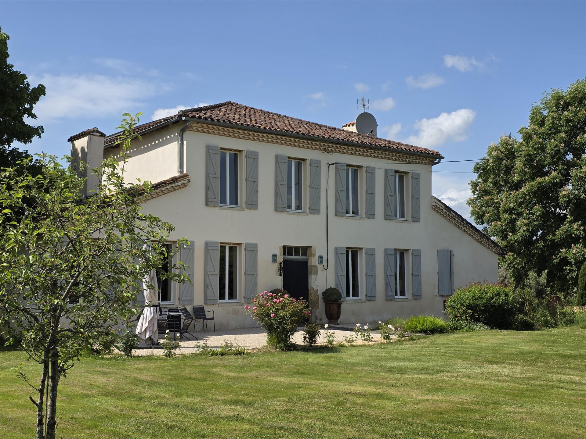 Elegant mansion at the gates of the city, in the heart of a green setting in Eauze