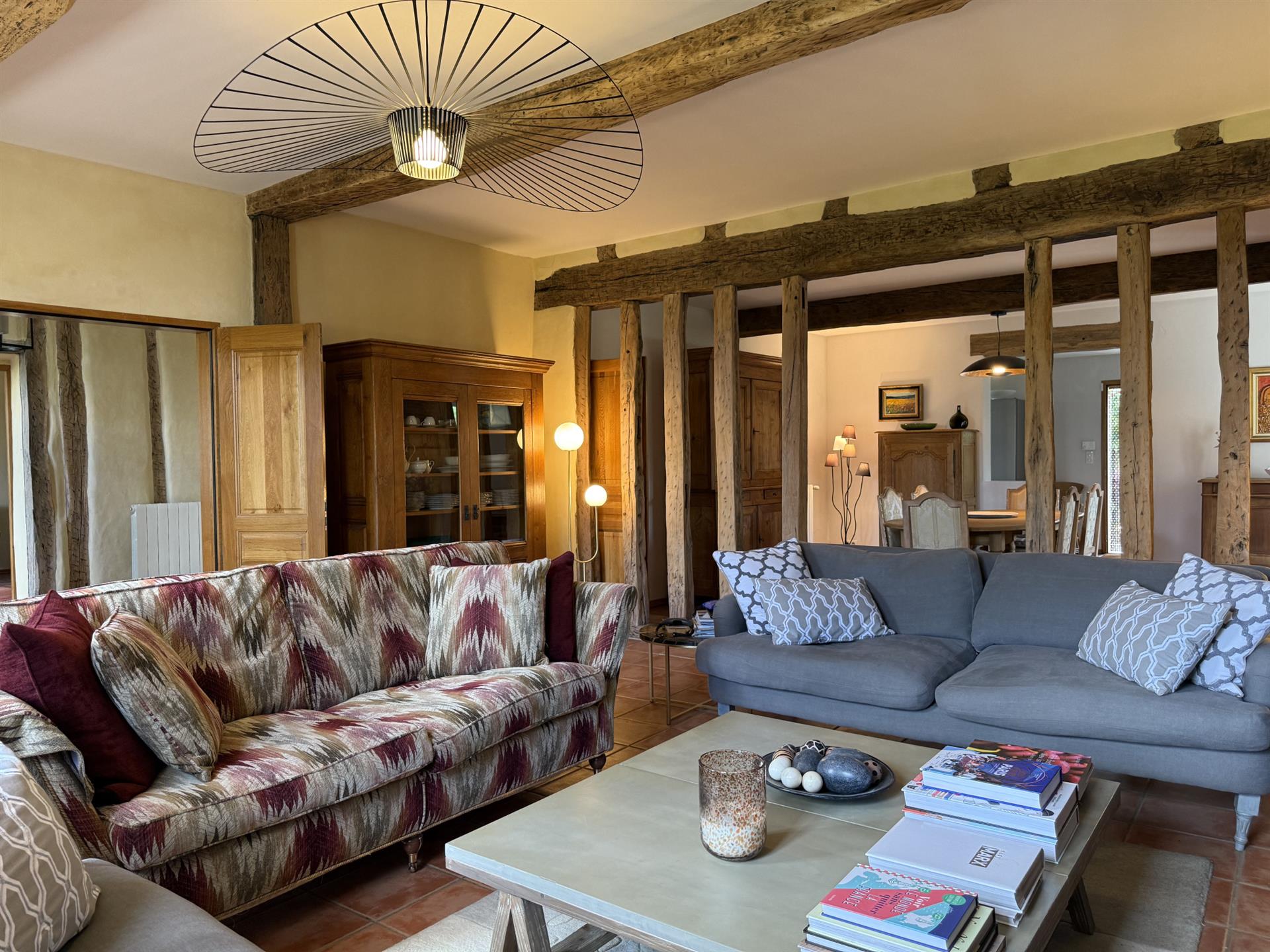 Elegant mansion at the gates of the city, in the heart of a green setting in Eauze