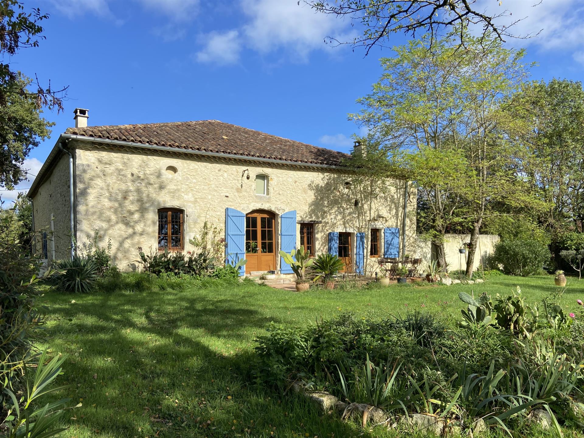 Country house with outbuilding and view of the countryside near Montreal du Gers