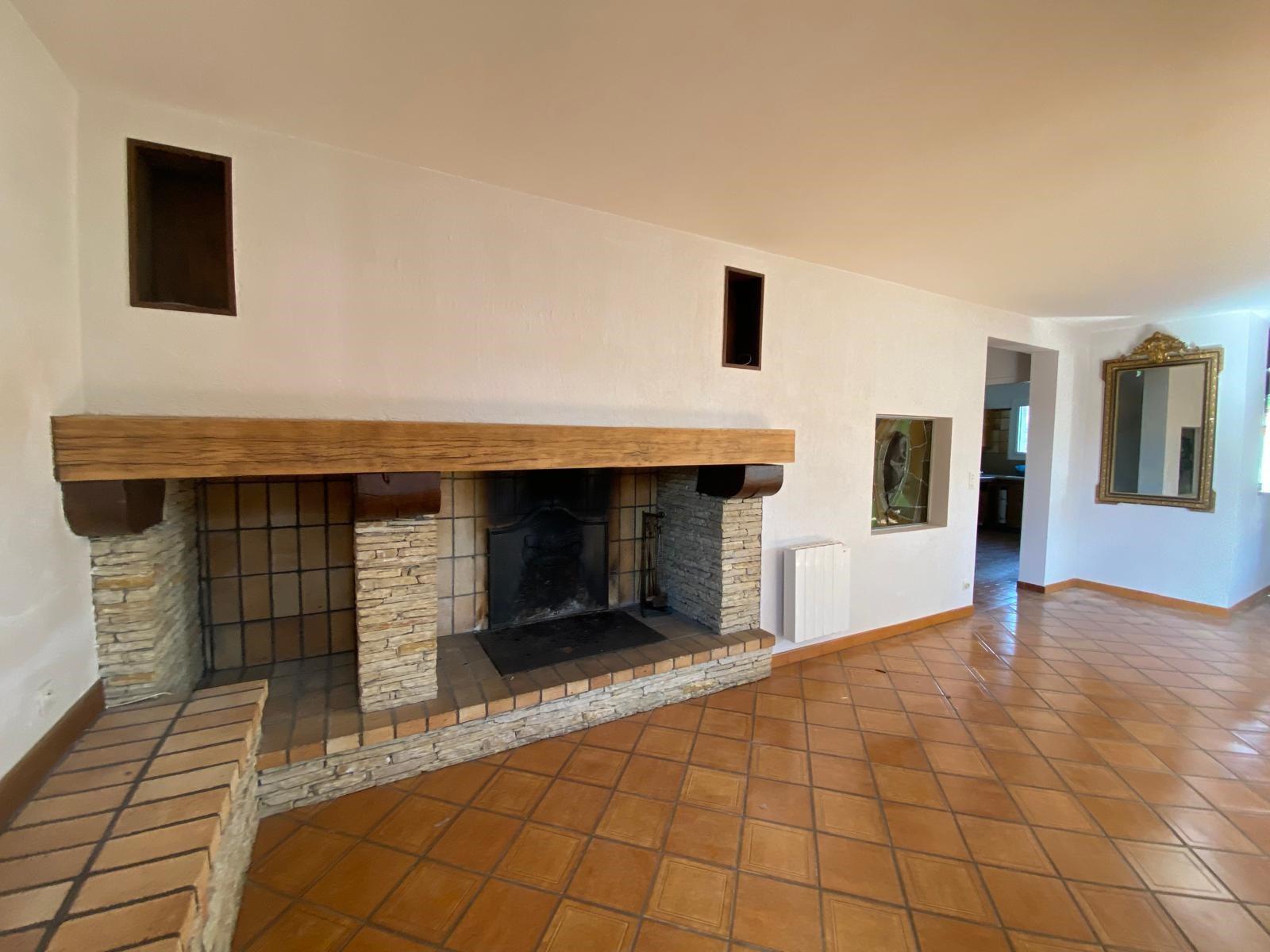 Spacious 2-story villa in Limoux 4 bedrooms, garage, large basement