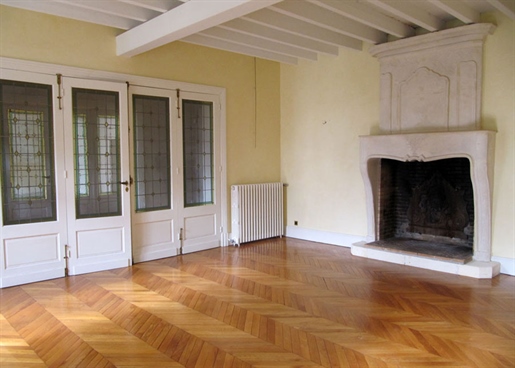 Charentaise property with outbuildings on 1.87 hectares, ocean view
