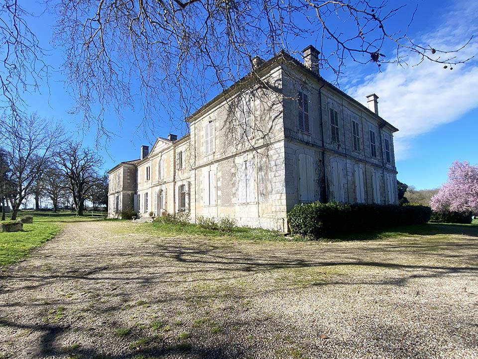 Castelo excepcional do século 18 para renovar em 36 hectares com propriedade vinícola