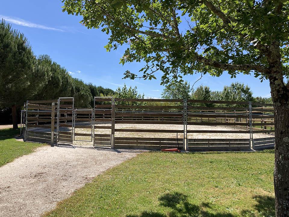 High-End private stable of 1250 m2 (680 m2 living space) on approx. 21 hectares