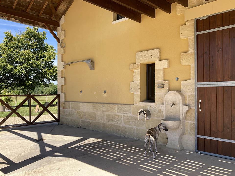 High-End private stable of 1250 m2 (680 m2 living space) on approx. 21 hectares