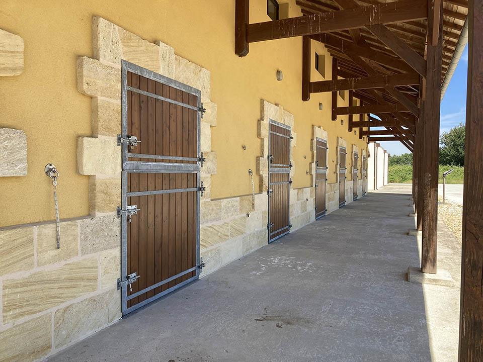High-End private stable of 1250 m2 (680 m2 living space) on approx. 21 hectares
