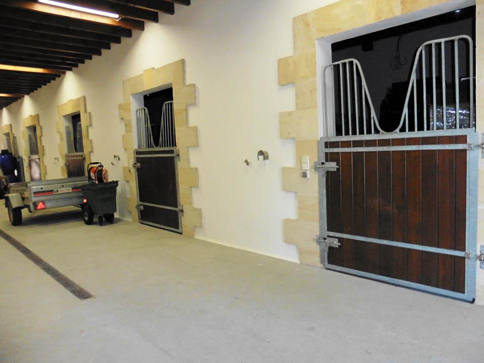 High-End private stable of 1250 m2 (680 m2 living space) on approx. 21 hectares