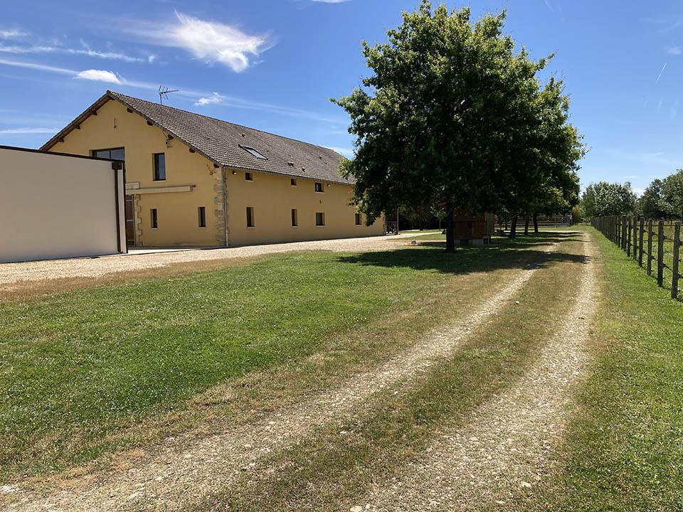High-End private stable of 1250 m2 (680 m2 living space) on approx. 21 hectares