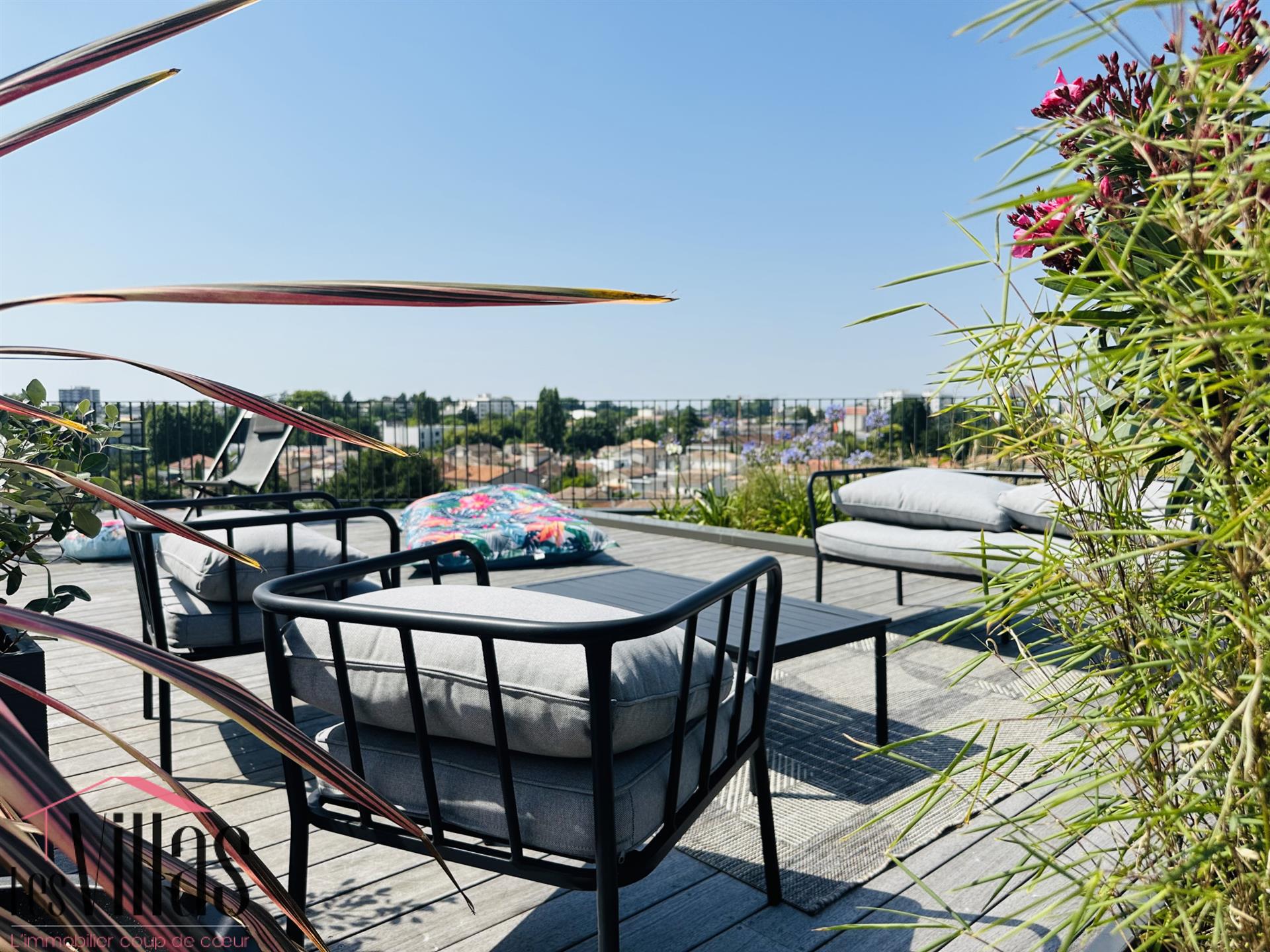 New 4-room apartment, top floor with 160 m2 rooftop