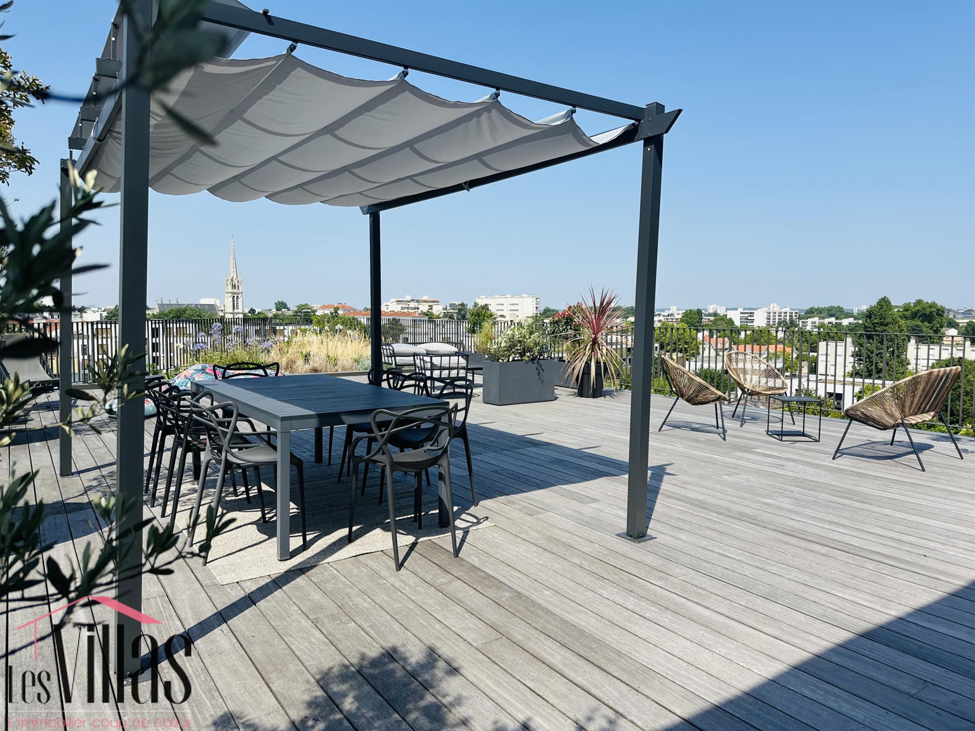 New 4-room apartment, top floor with 160 m2 rooftop