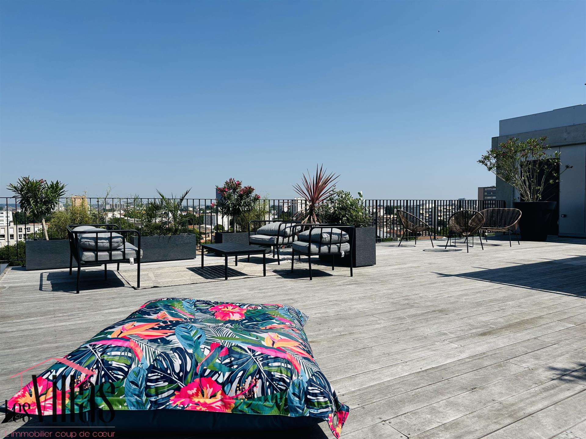 New 4-room apartment, top floor with 160 m2 rooftop