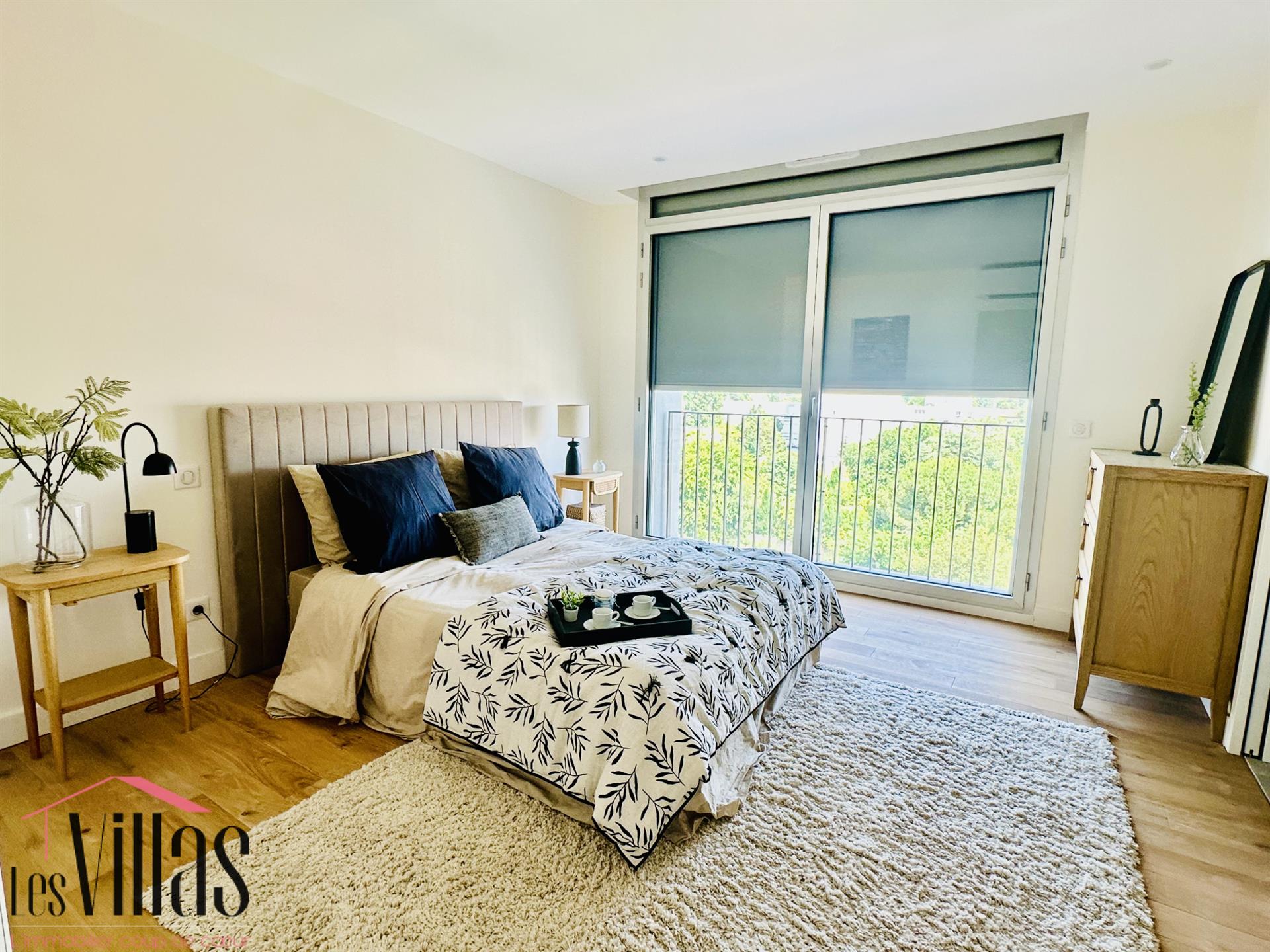 New 4-room apartment, top floor with 160 m2 rooftop
