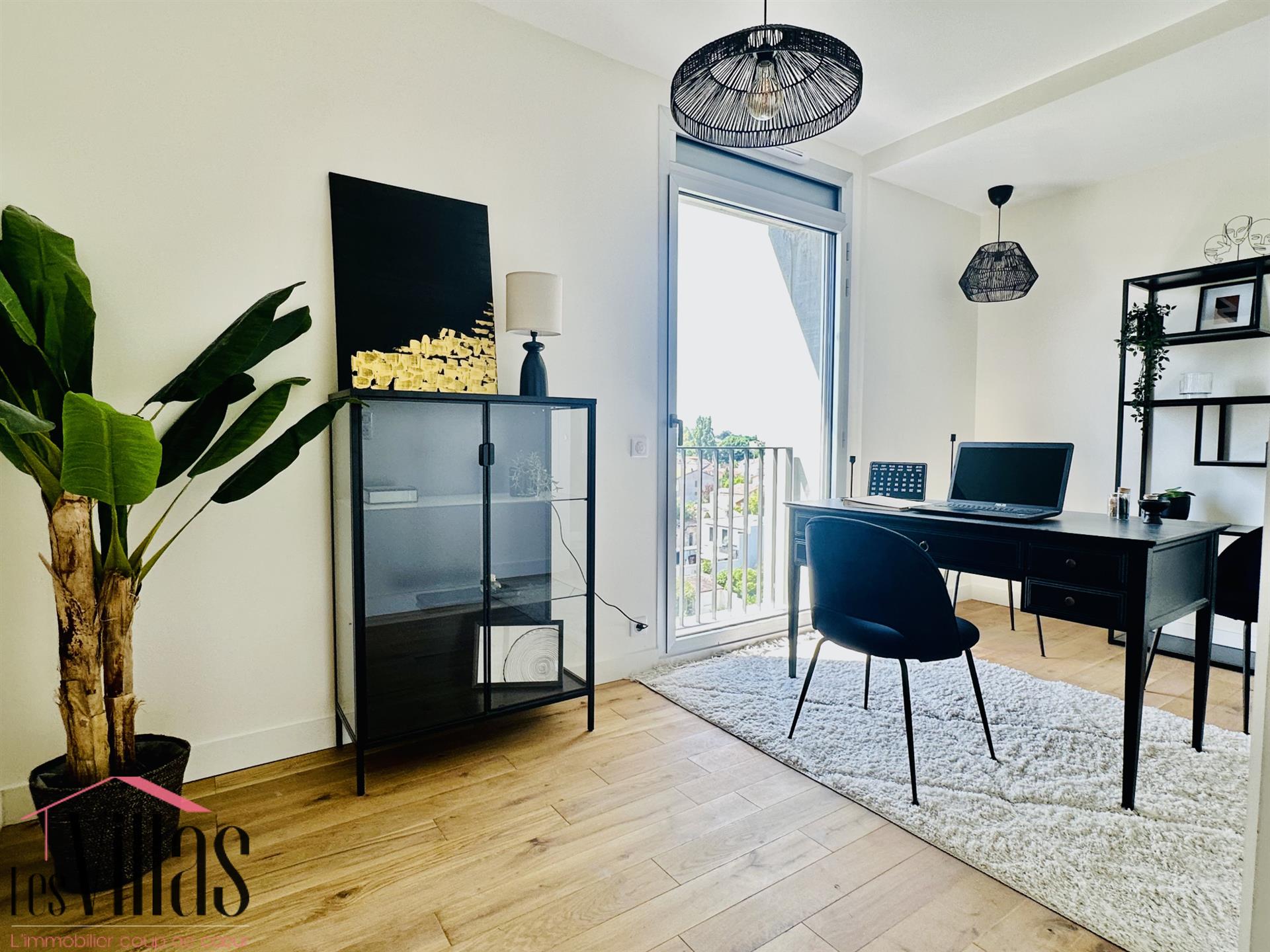 New 4-room apartment, top floor with 160 m2 rooftop