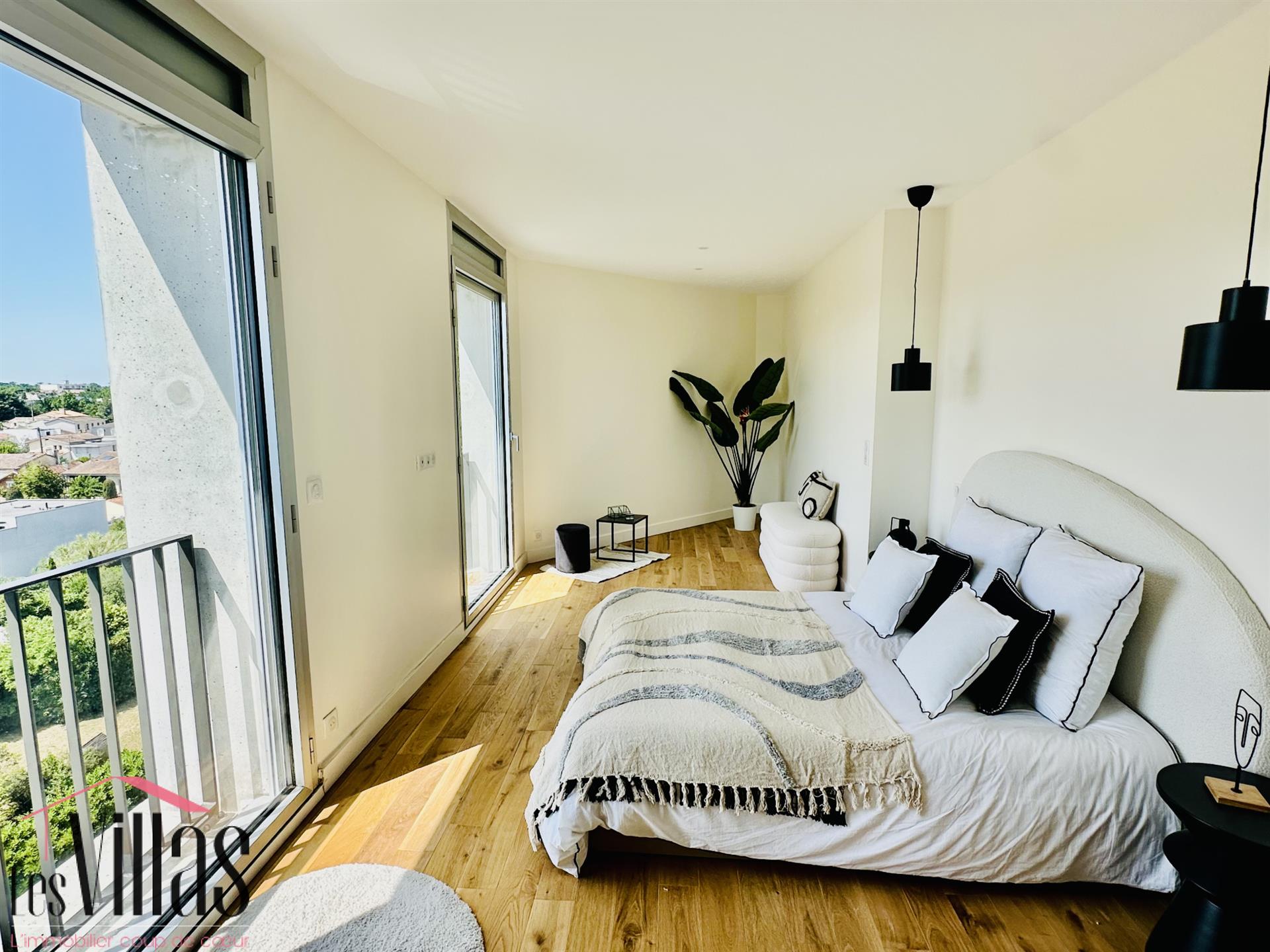 New 4-room apartment, top floor with 160 m2 rooftop