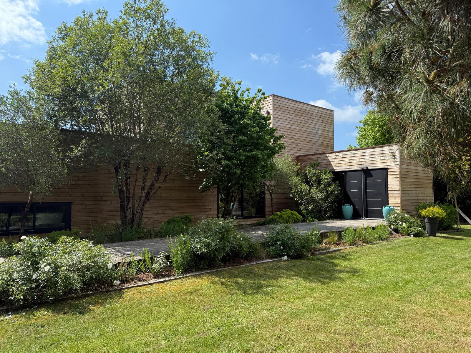 Magnificent architect-designed villa at the entrance to the Cap-Ferret peninsula