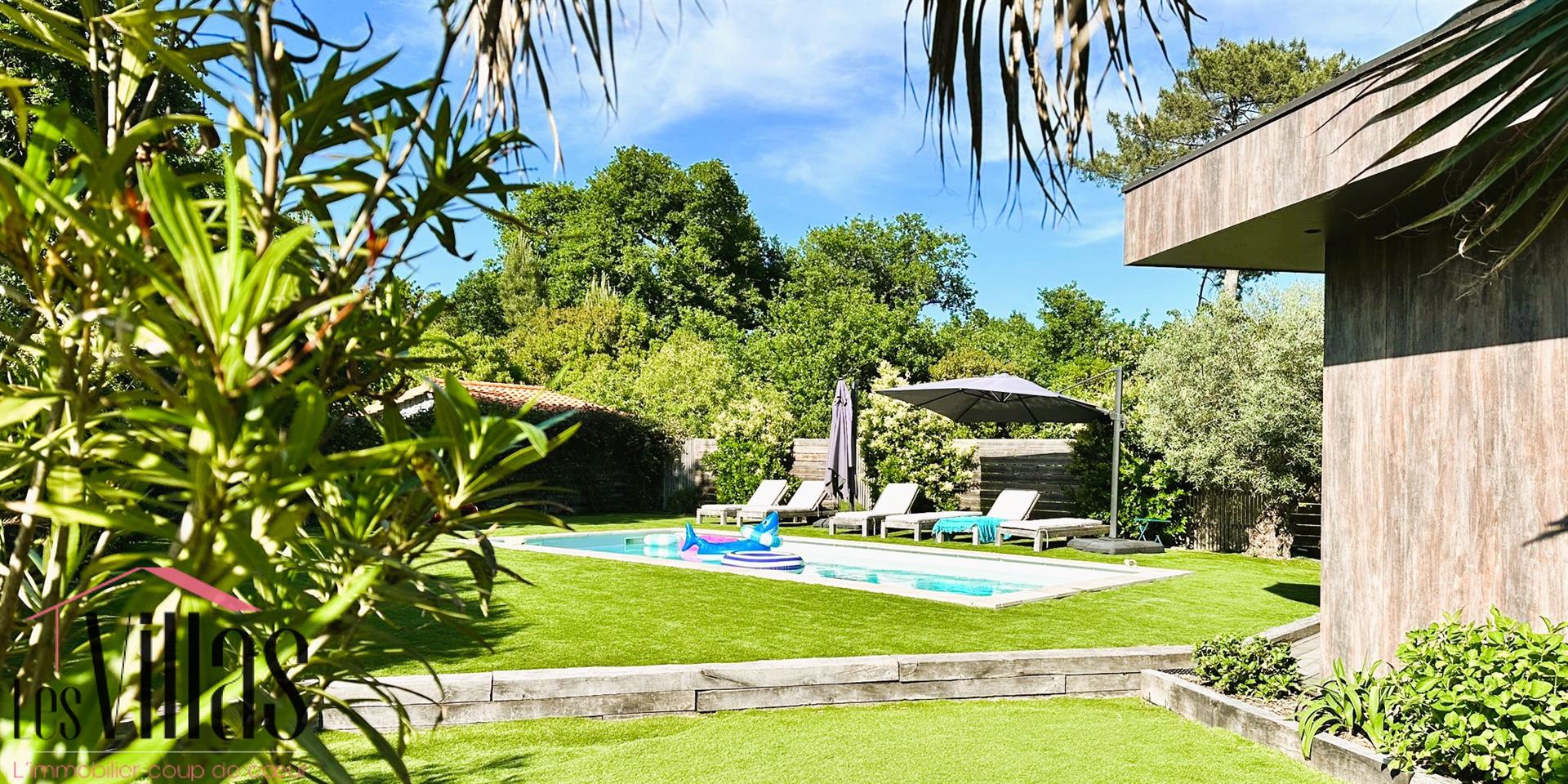 Exclusively High-end single-story family villa with 2 suites and two bedrooms Lège Bourg