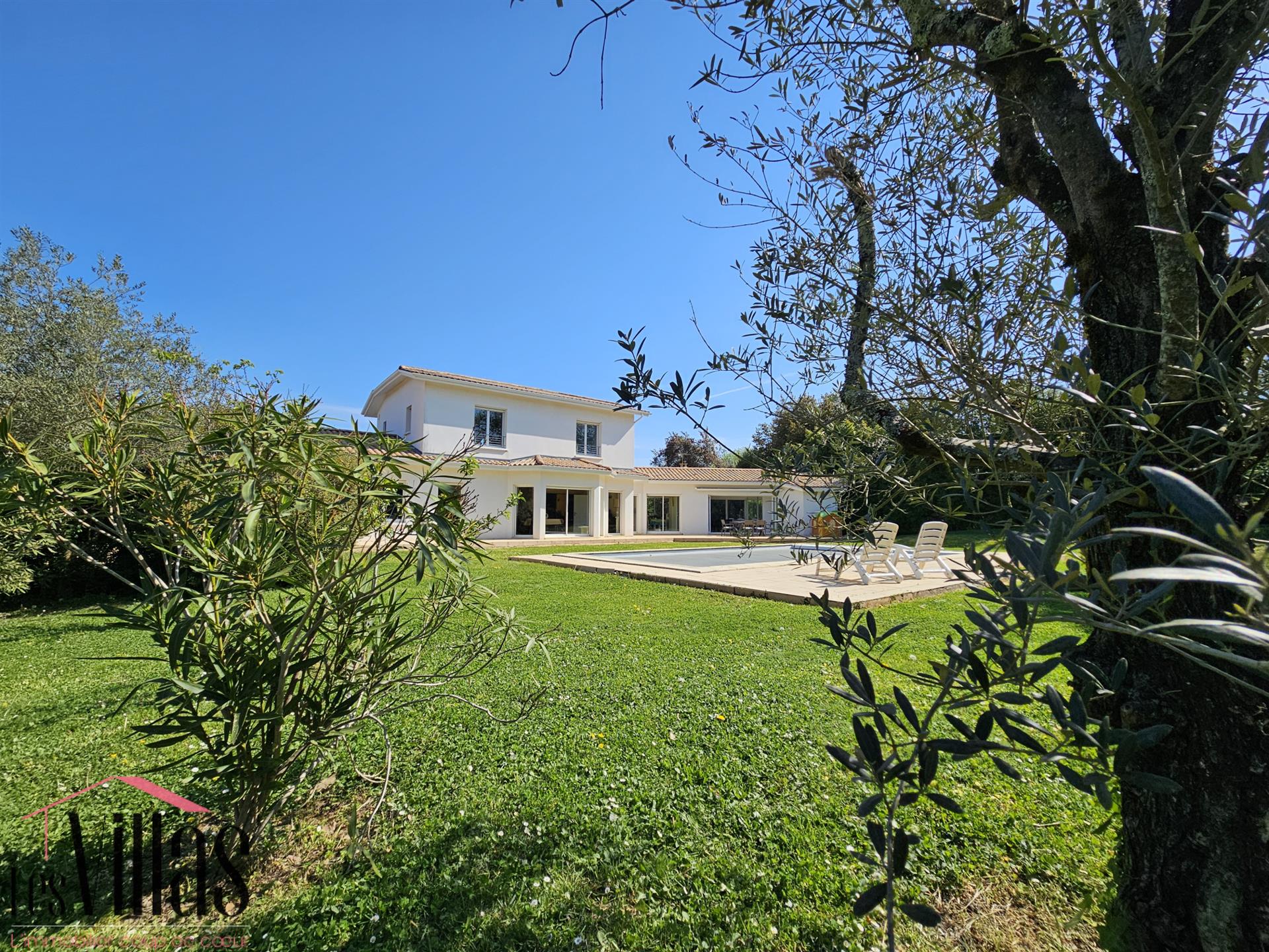 264 m2 villa, 5 bedrooms, swimming pool, on a 2800 m2 plot on the heights of Latresne
