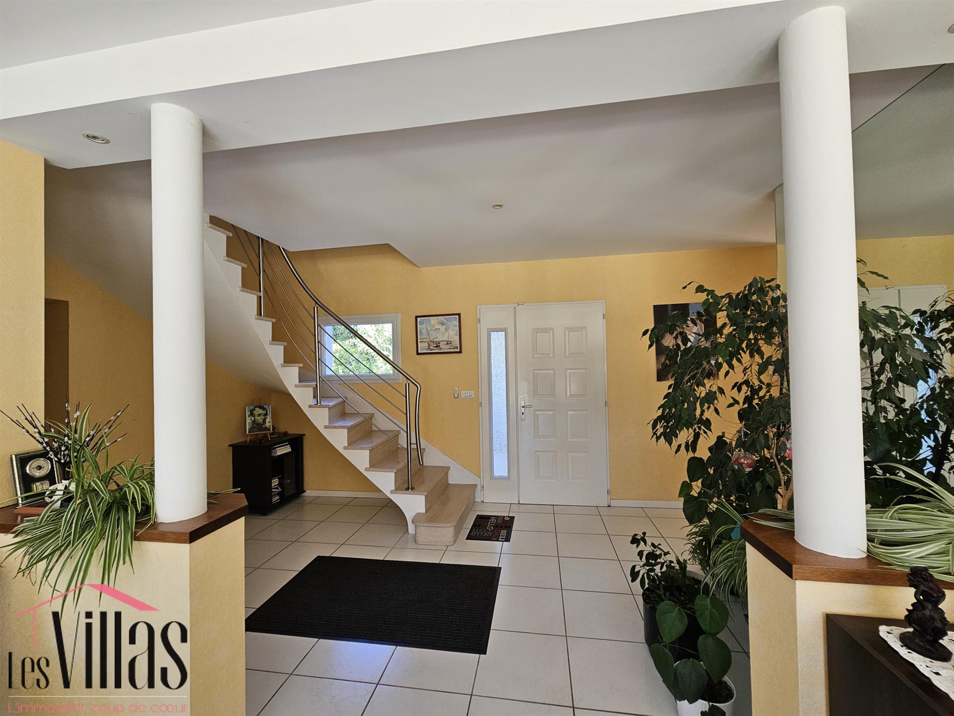 264 m2 villa, 5 bedrooms, swimming pool, on a 2800 m2 plot on the heights of Latresne