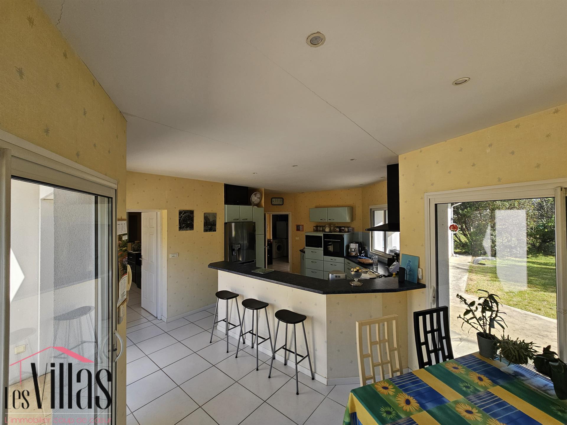264 m2 villa, 5 bedrooms, swimming pool, on a 2800 m2 plot on the heights of Latresne