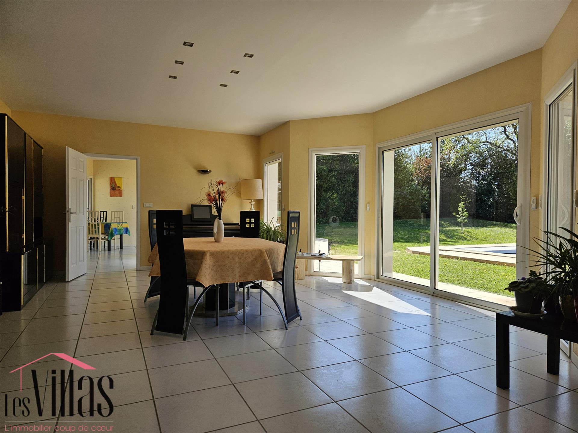 264 m2 villa, 5 bedrooms, swimming pool, on a 2800 m2 plot on the heights of Latresne