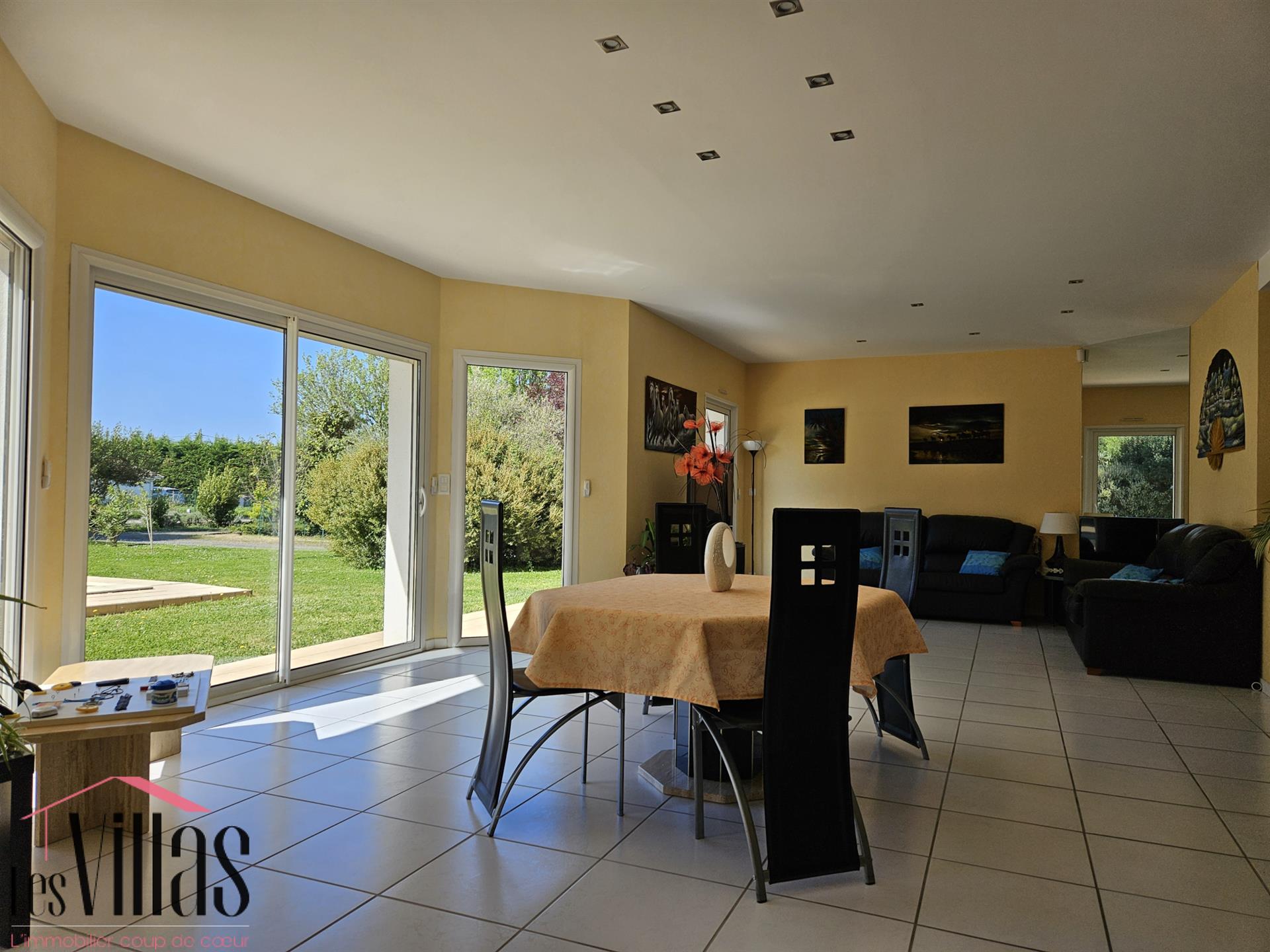 264 m2 villa, 5 bedrooms, swimming pool, on a 2800 m2 plot on the heights of Latresne