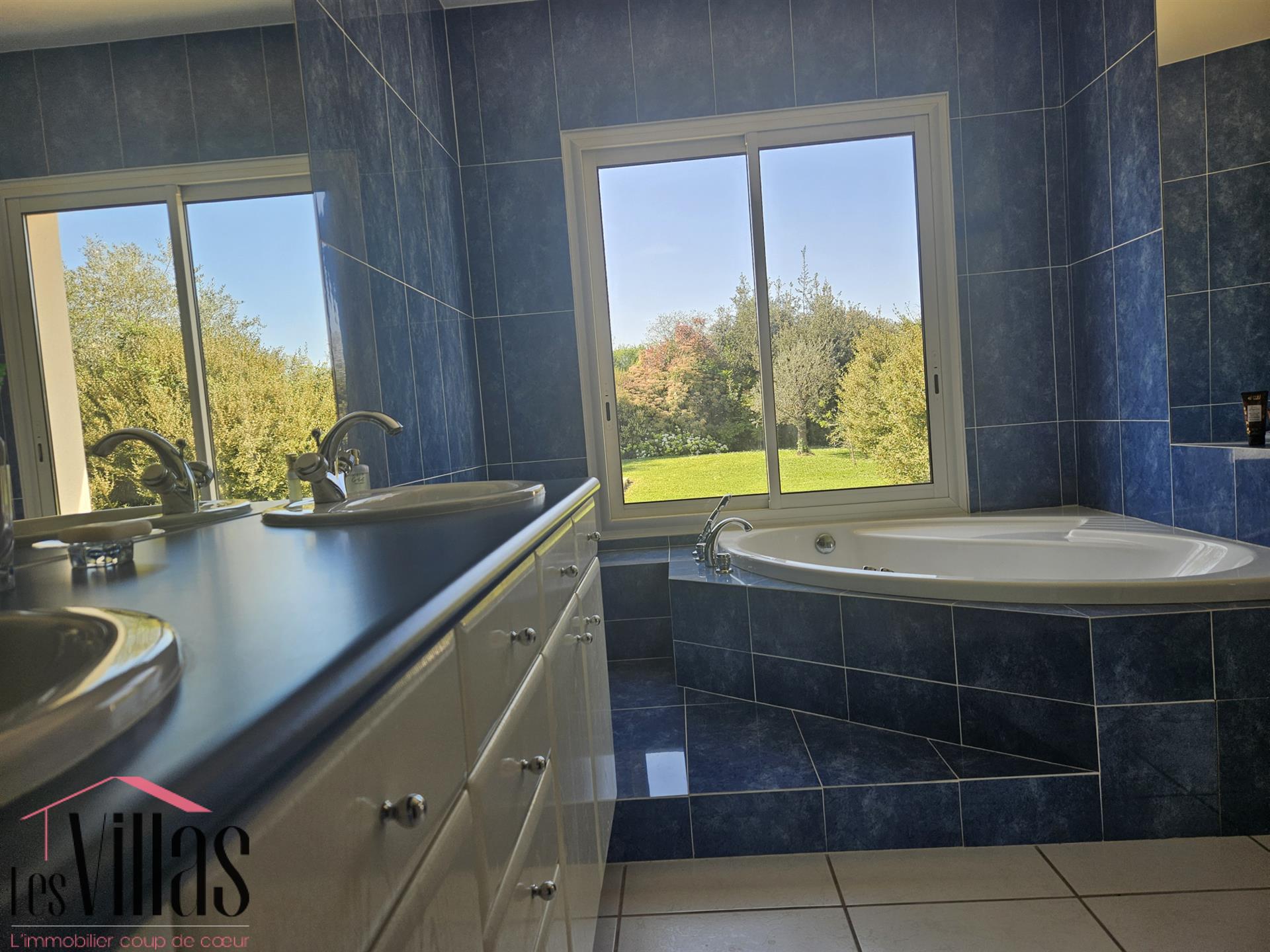 264 m2 villa, 5 bedrooms, swimming pool, on a 2800 m2 plot on the heights of Latresne