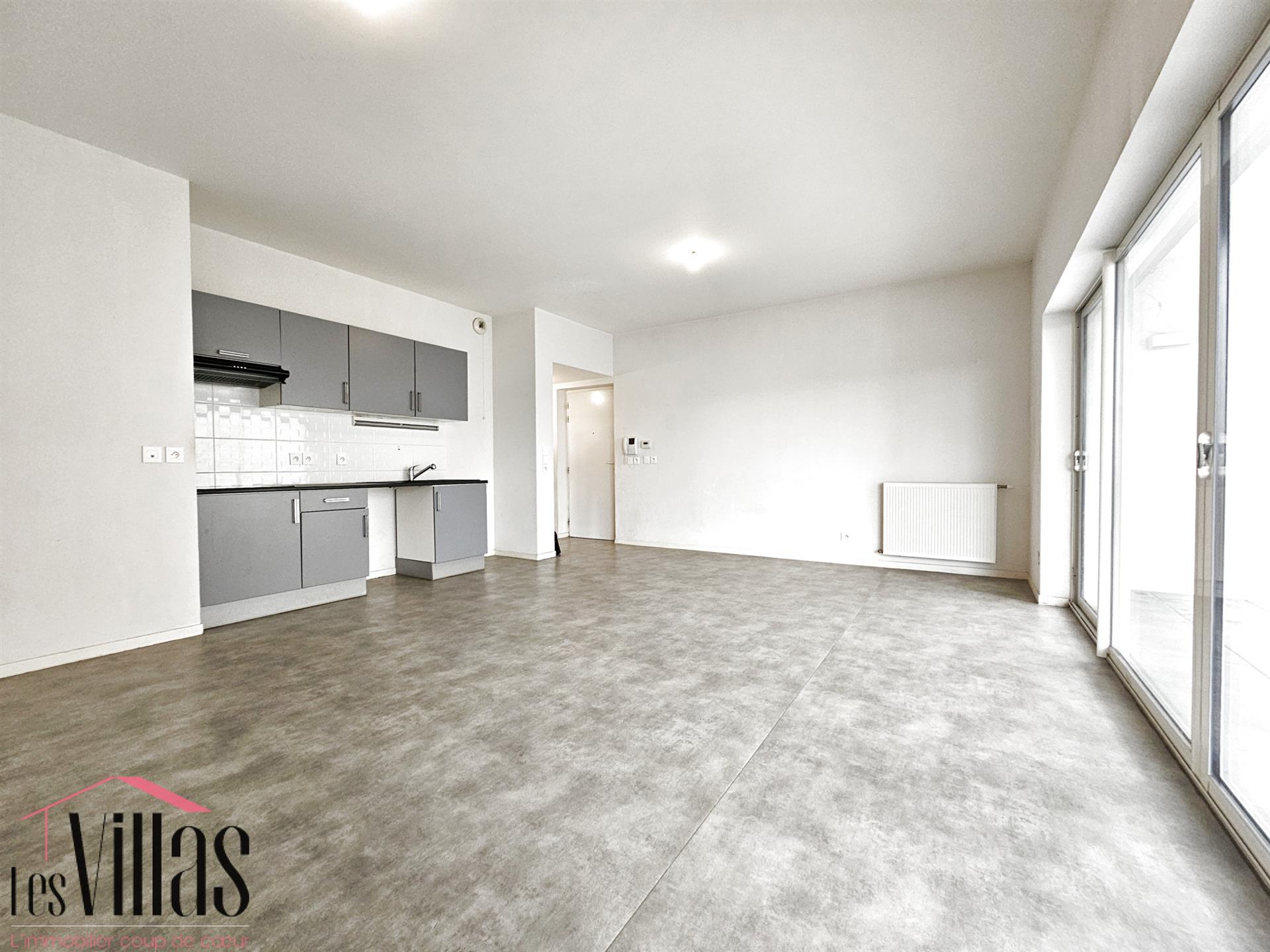 Spacious 2-room apartment with loggia and parking in Bègles, Terres Neuves district