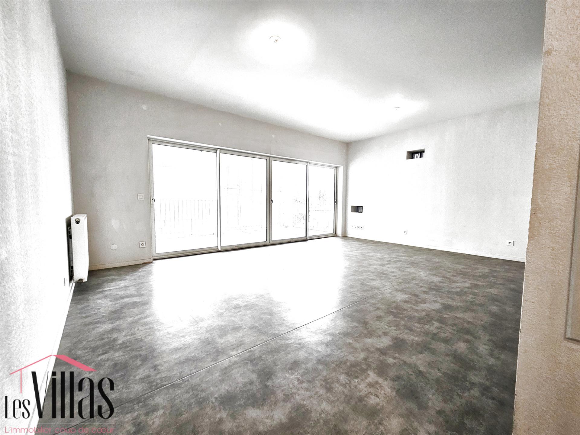 Spacious 2-room apartment with loggia and parking in Bègles, Terres Neuves district