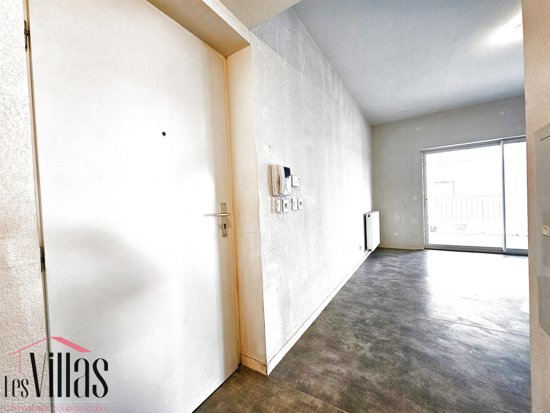 Spacious 2-room apartment with loggia and parking in Bègles, Terres Neuves district