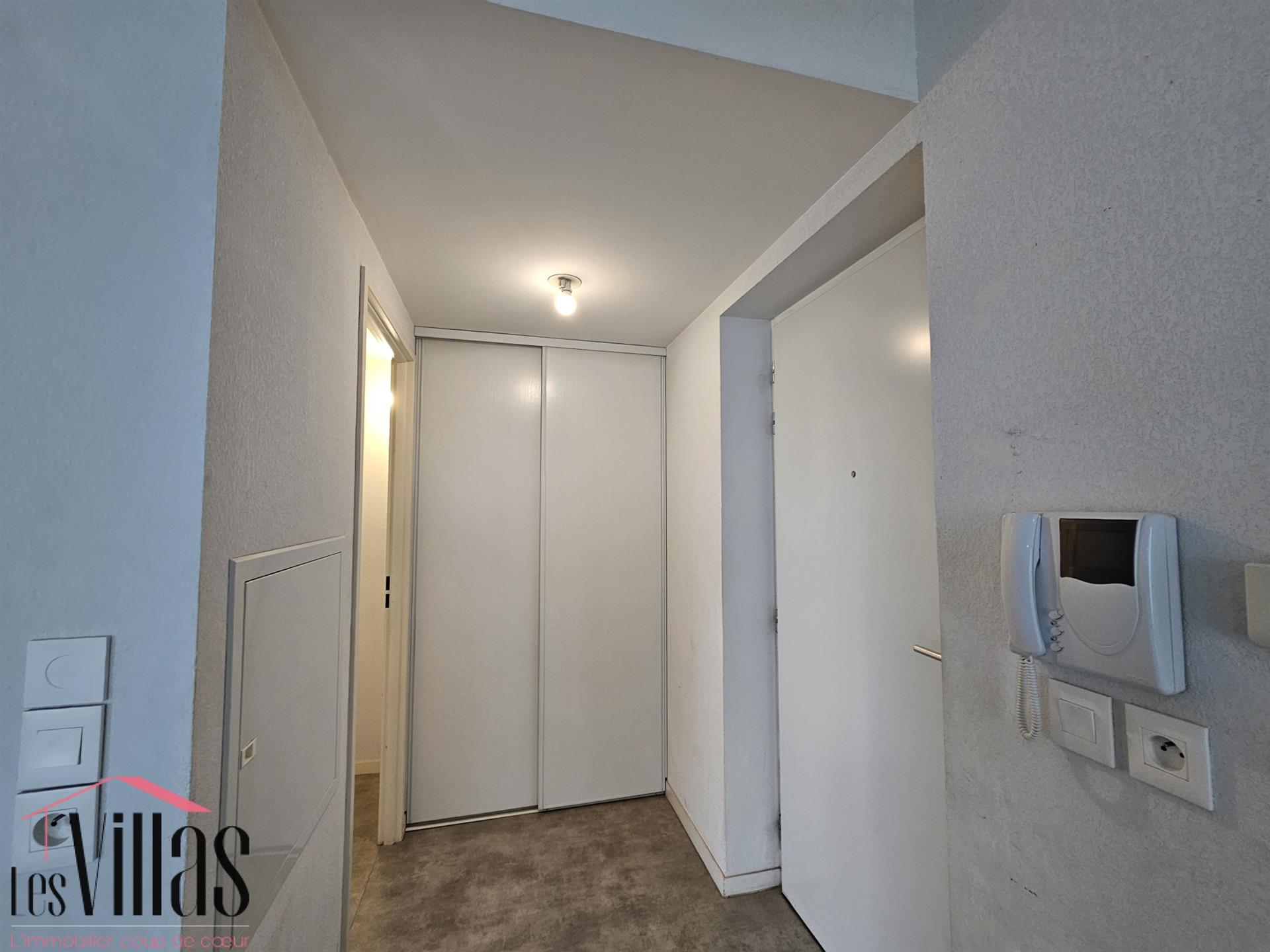 Spacious 2-room apartment with loggia and parking in Bègles, Terres Neuves district