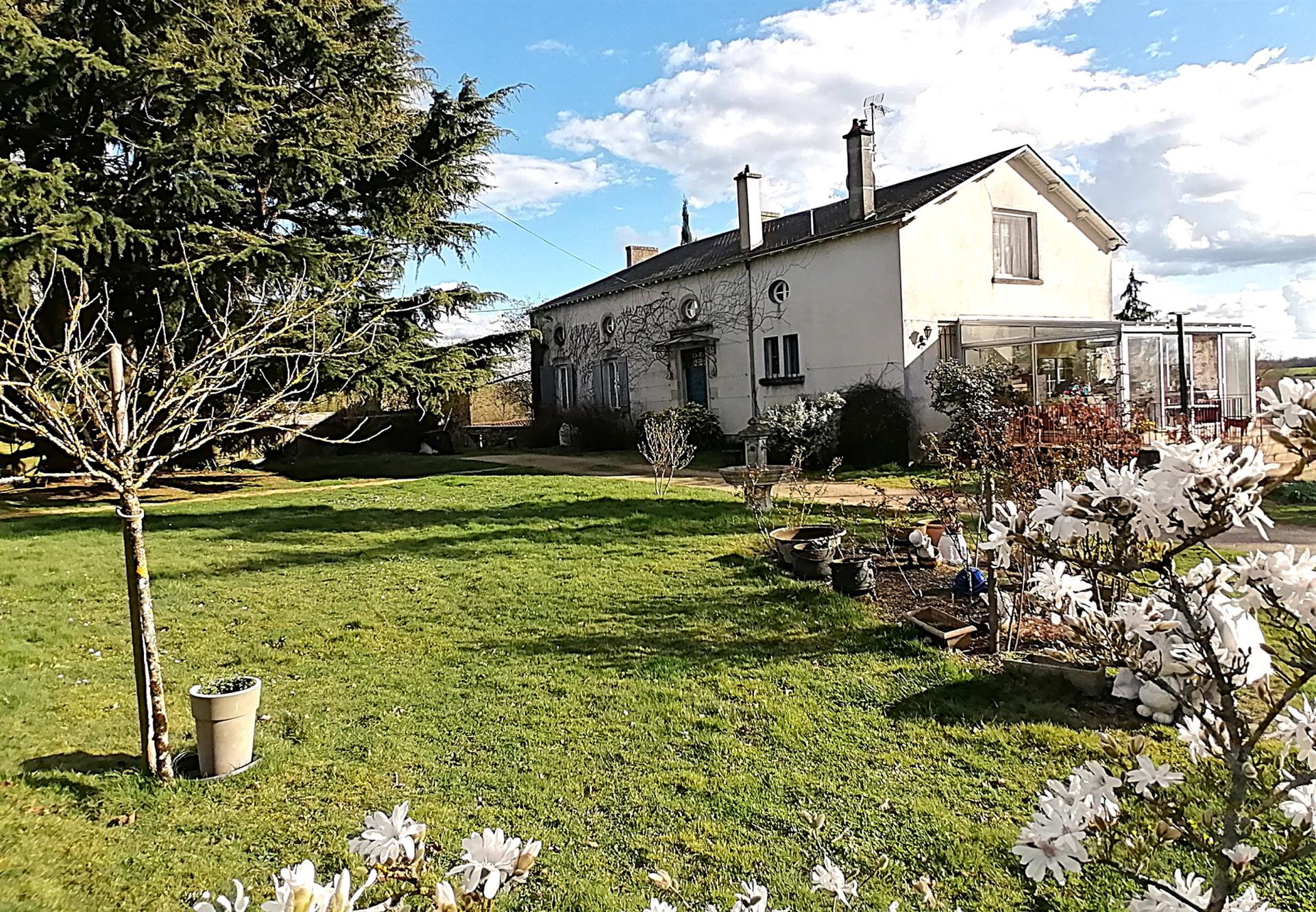 Old mansion with apartments and outbuildings In exclusivity