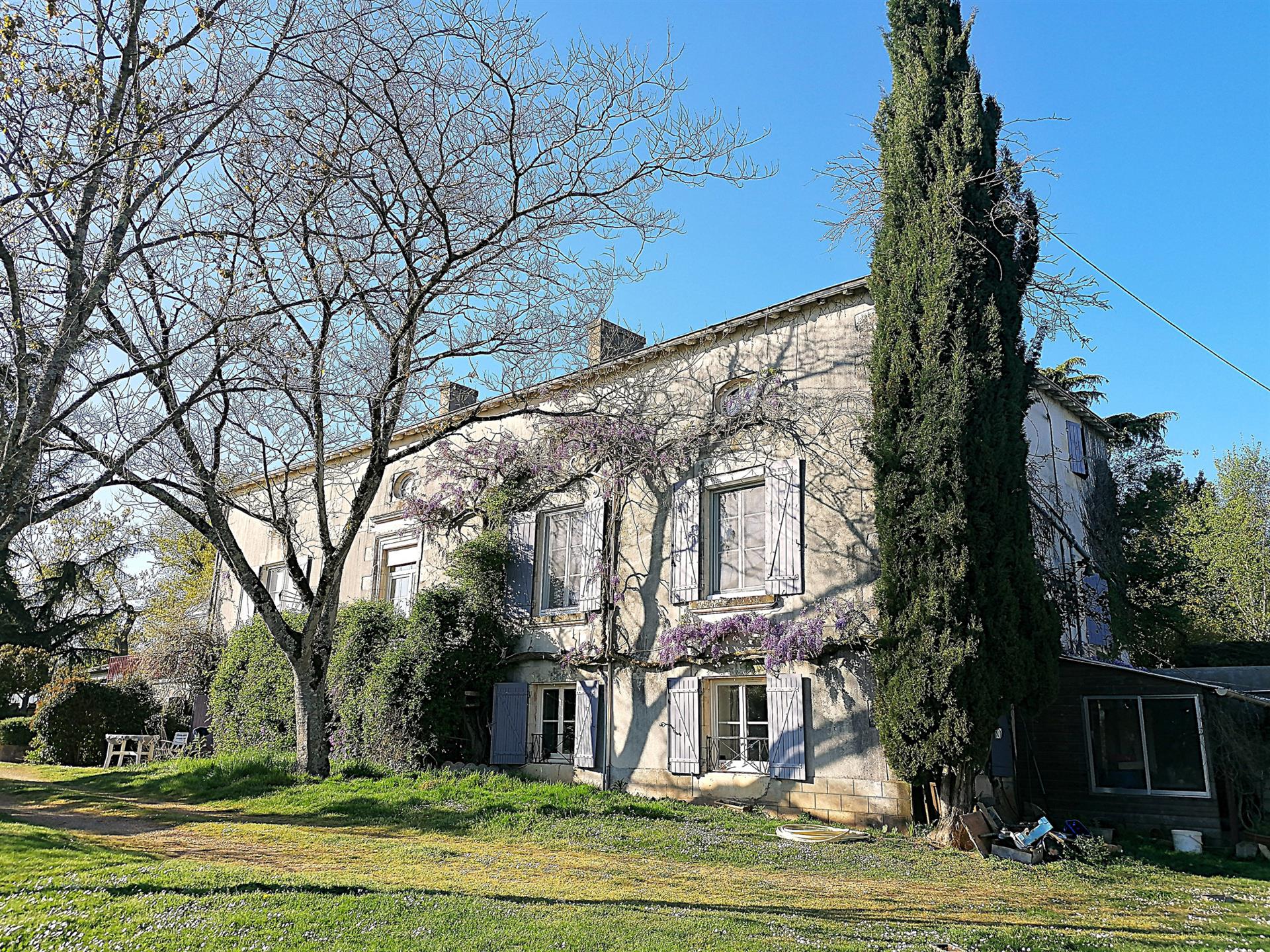 Old mansion with apartments and outbuildings In exclusivity