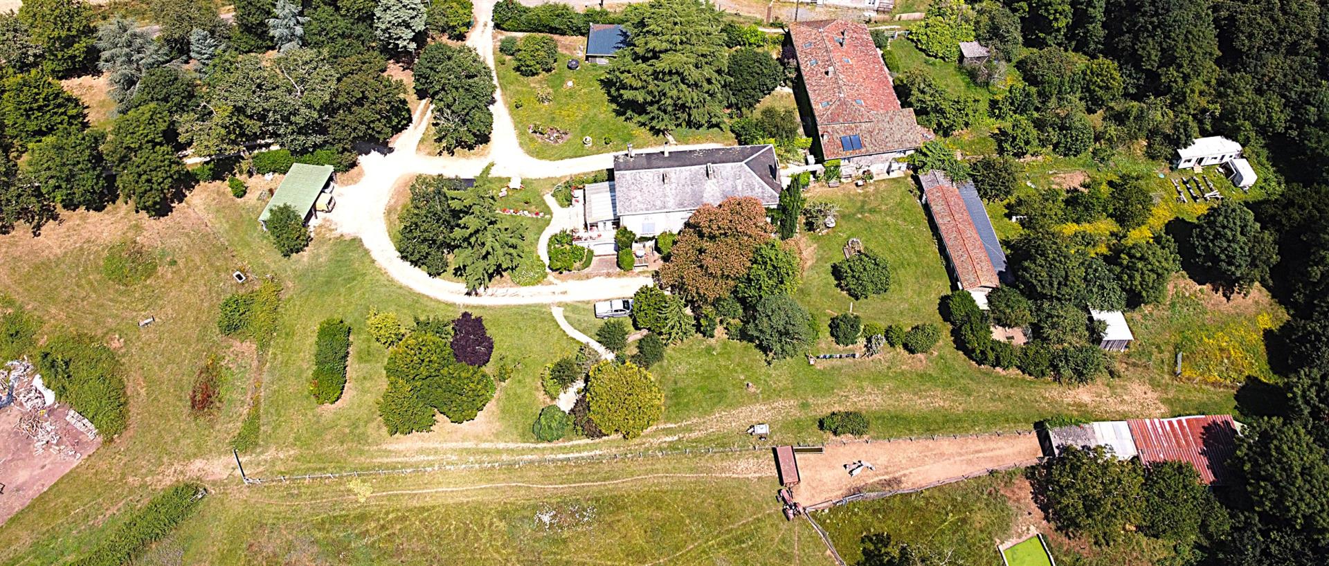 Old mansion with apartments and outbuildings In exclusivity