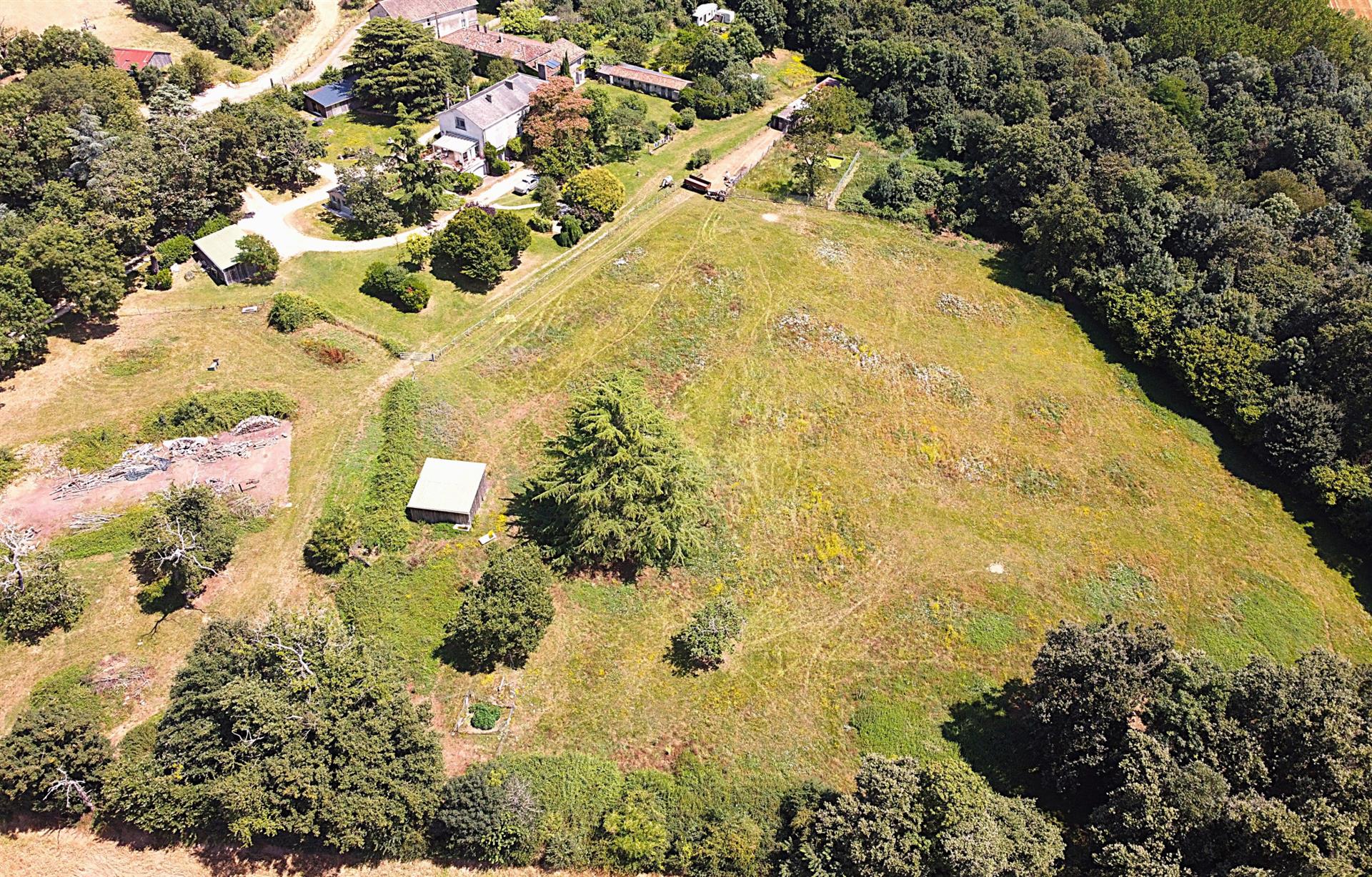 Old mansion with apartments and outbuildings In exclusivity