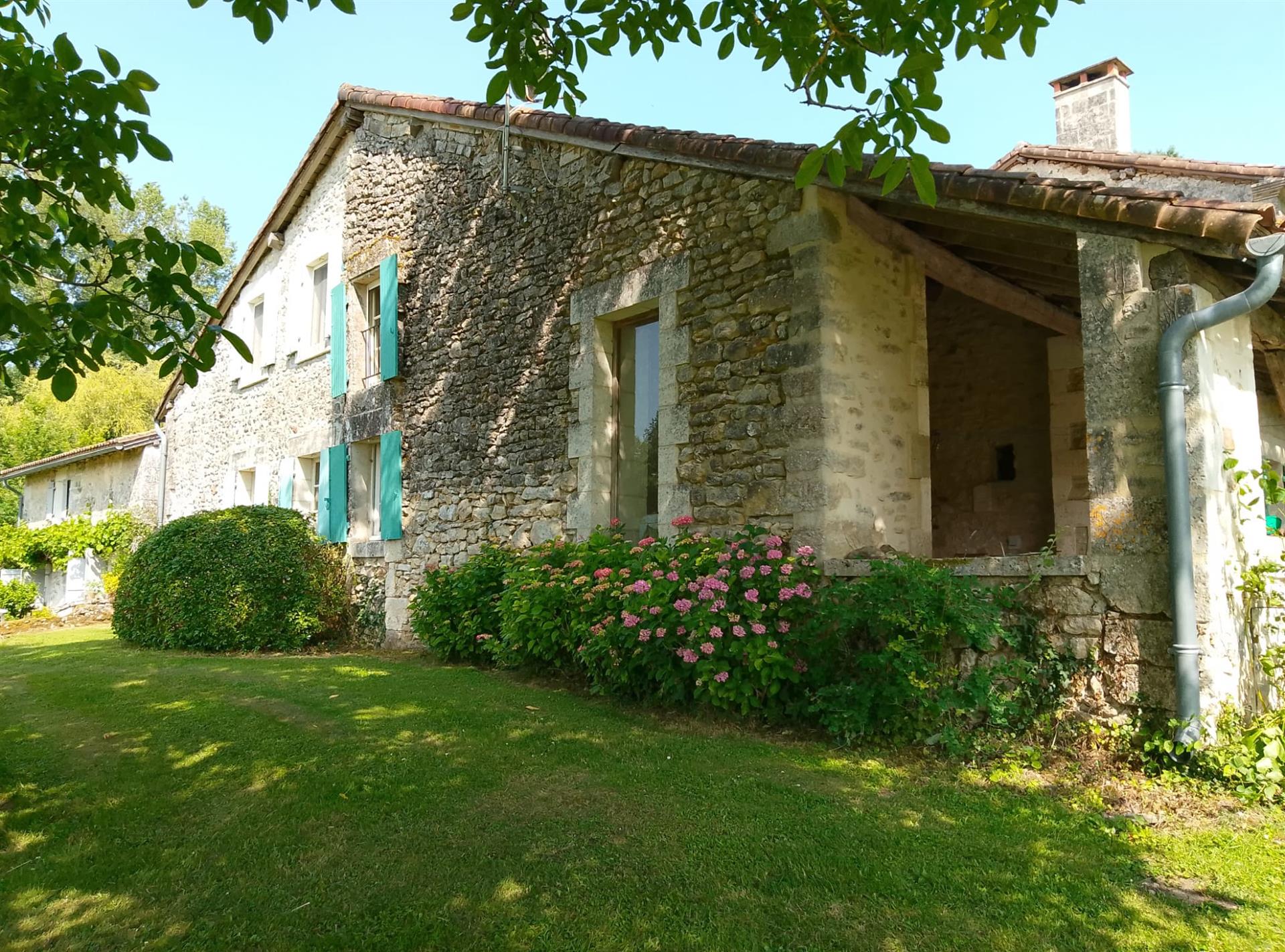Stone house - Mareuil en Périgord - 240 m2 - 5 bedrooms 5000 m2 of land and woods