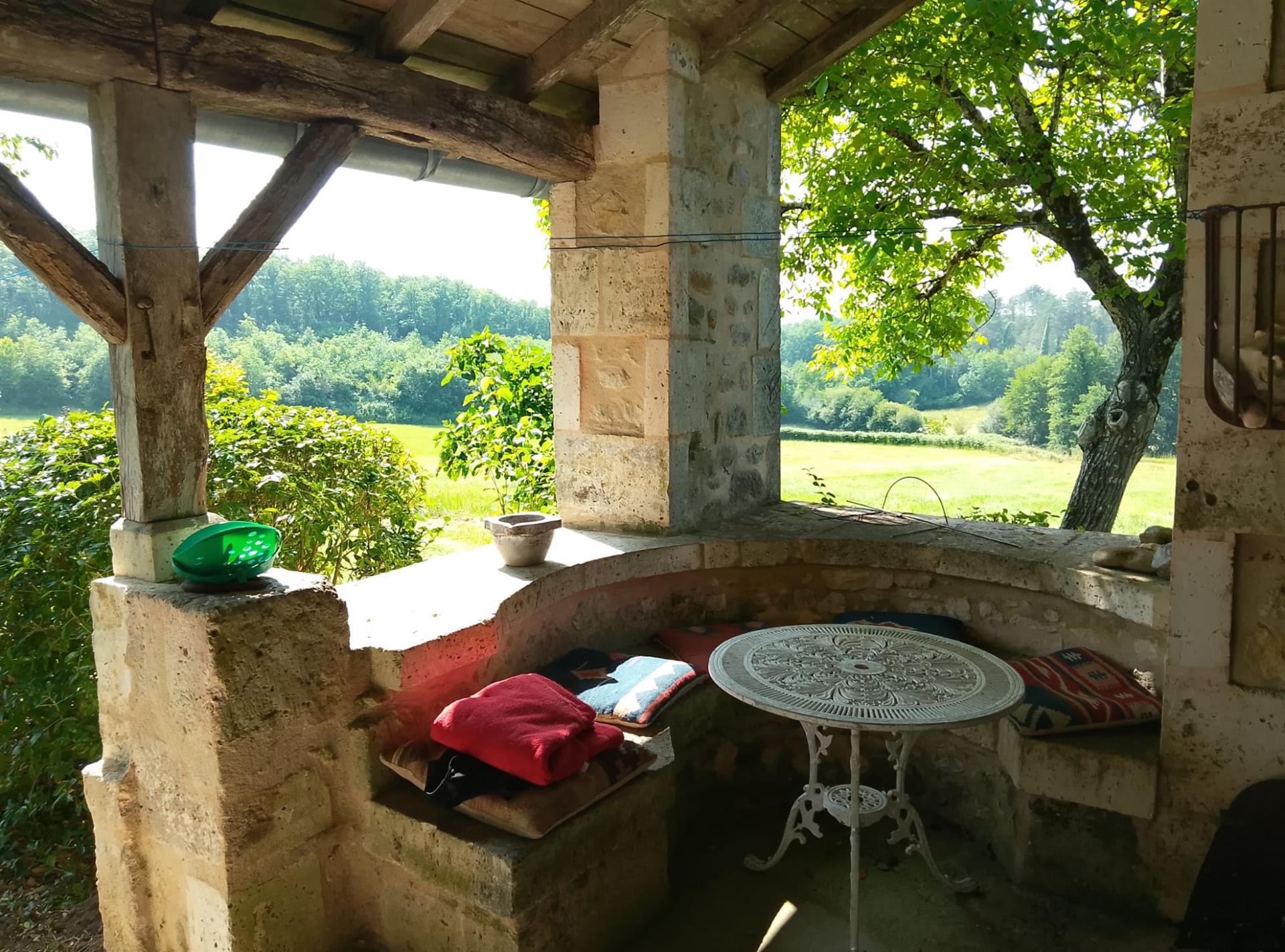 Stone house - Mareuil en Périgord - 240 m2 - 5 bedrooms 5000 m2 of land and woods