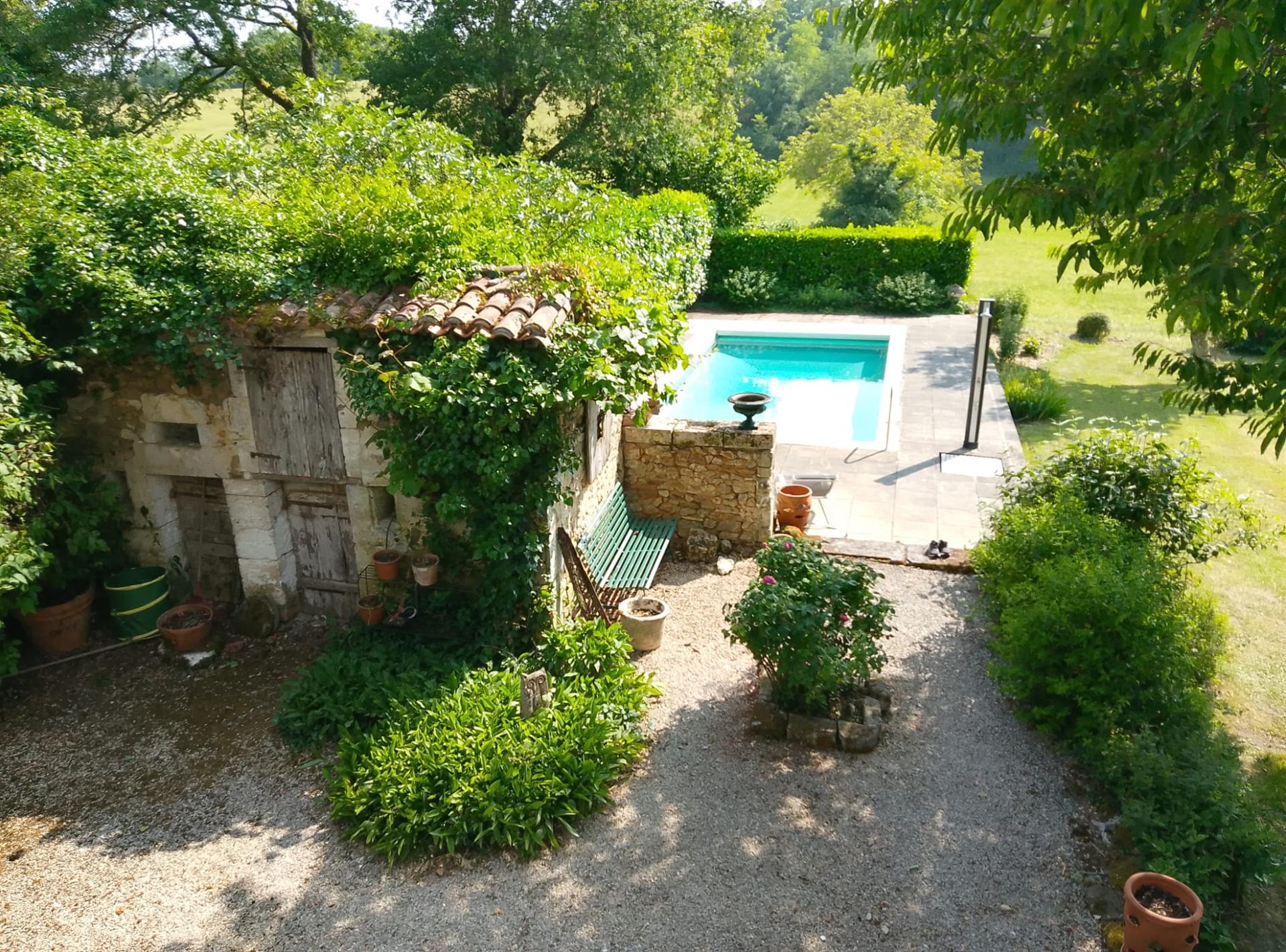 Stone house - Mareuil en Périgord - 240 m2 - 5 bedrooms 5000 m2 of land and woods