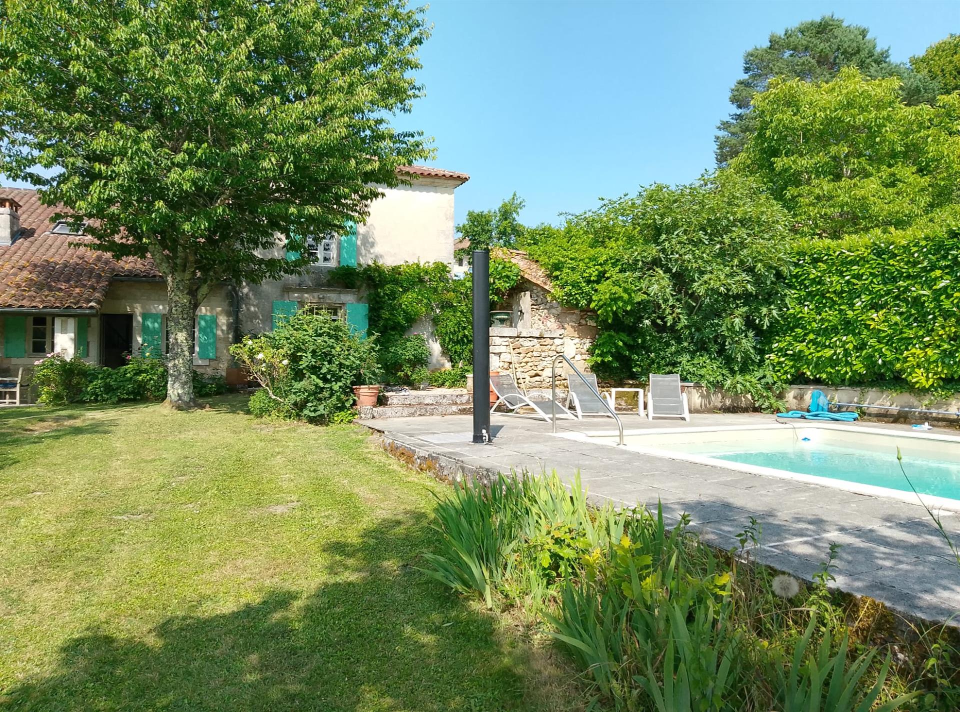Stone house - Mareuil en Périgord - 240 m2 - 5 bedrooms 5000 m2 of land and woods