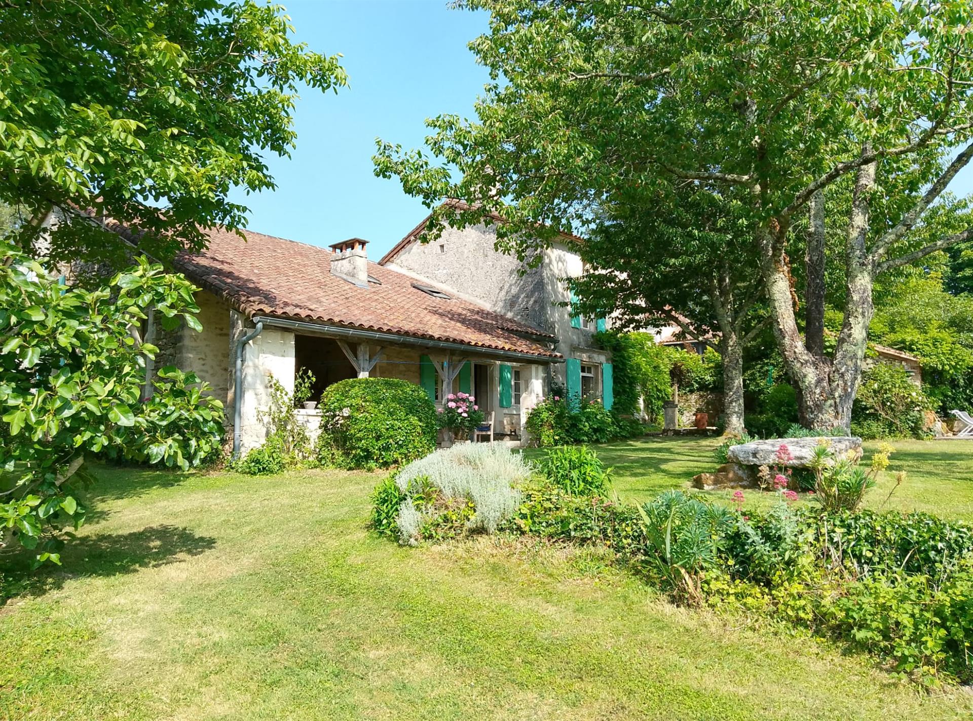 Stone house - Mareuil en Périgord - 240 m2 - 5 bedrooms 5000 m2 of land and woods