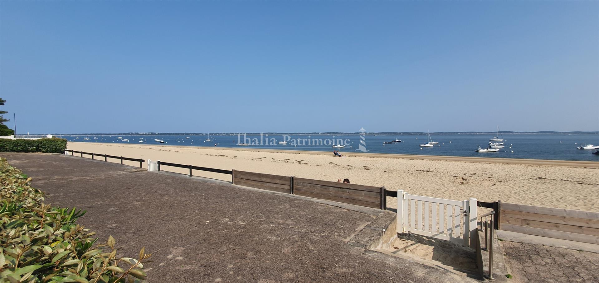 Bright T2 near Pereire, parking and cellar, beach access