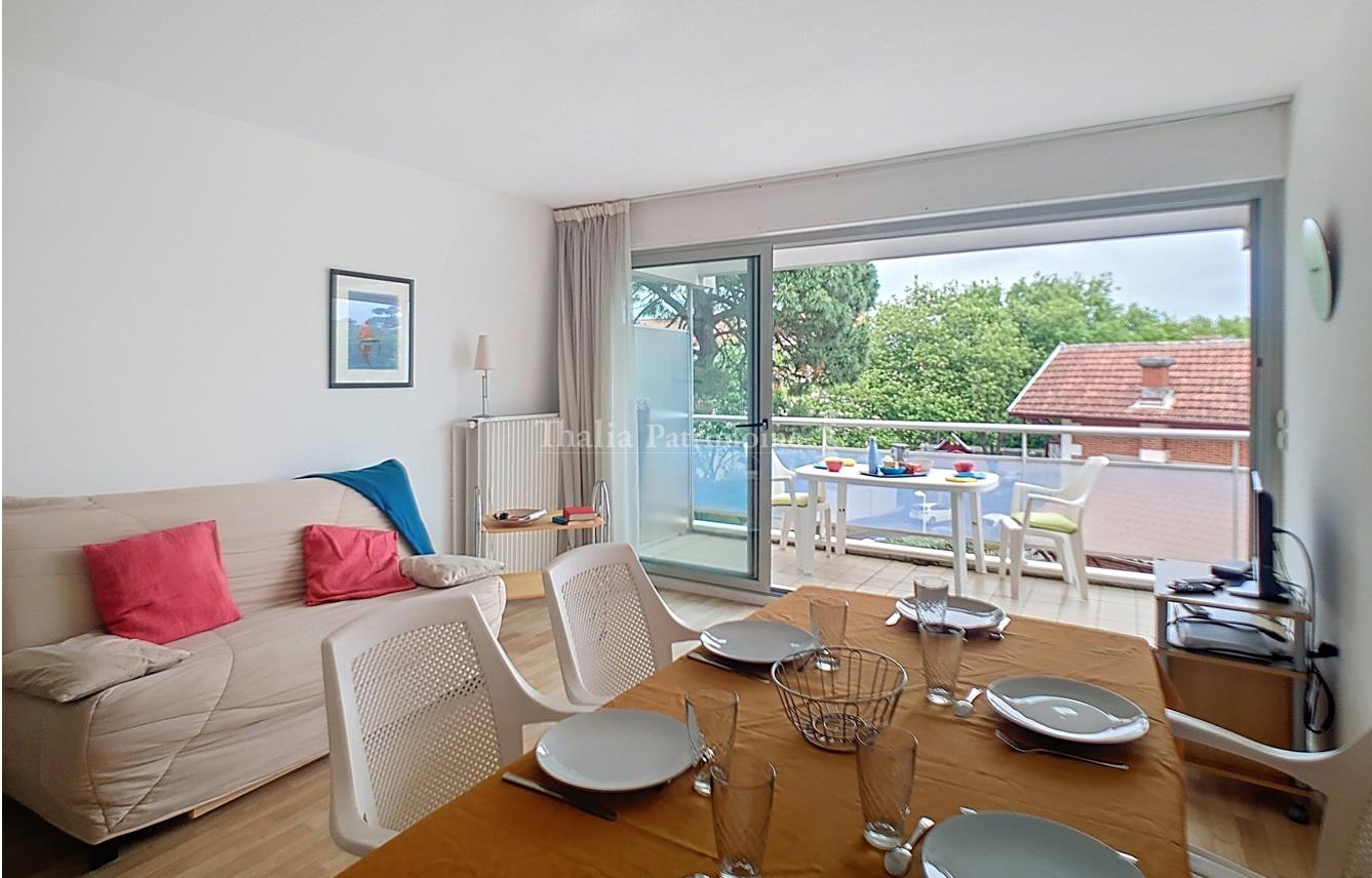 Bright T2 near Pereire, parking and cellar, beach access