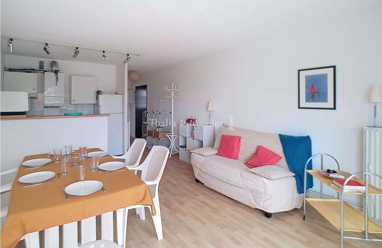 Bright T2 near Pereire, parking and cellar, beach access