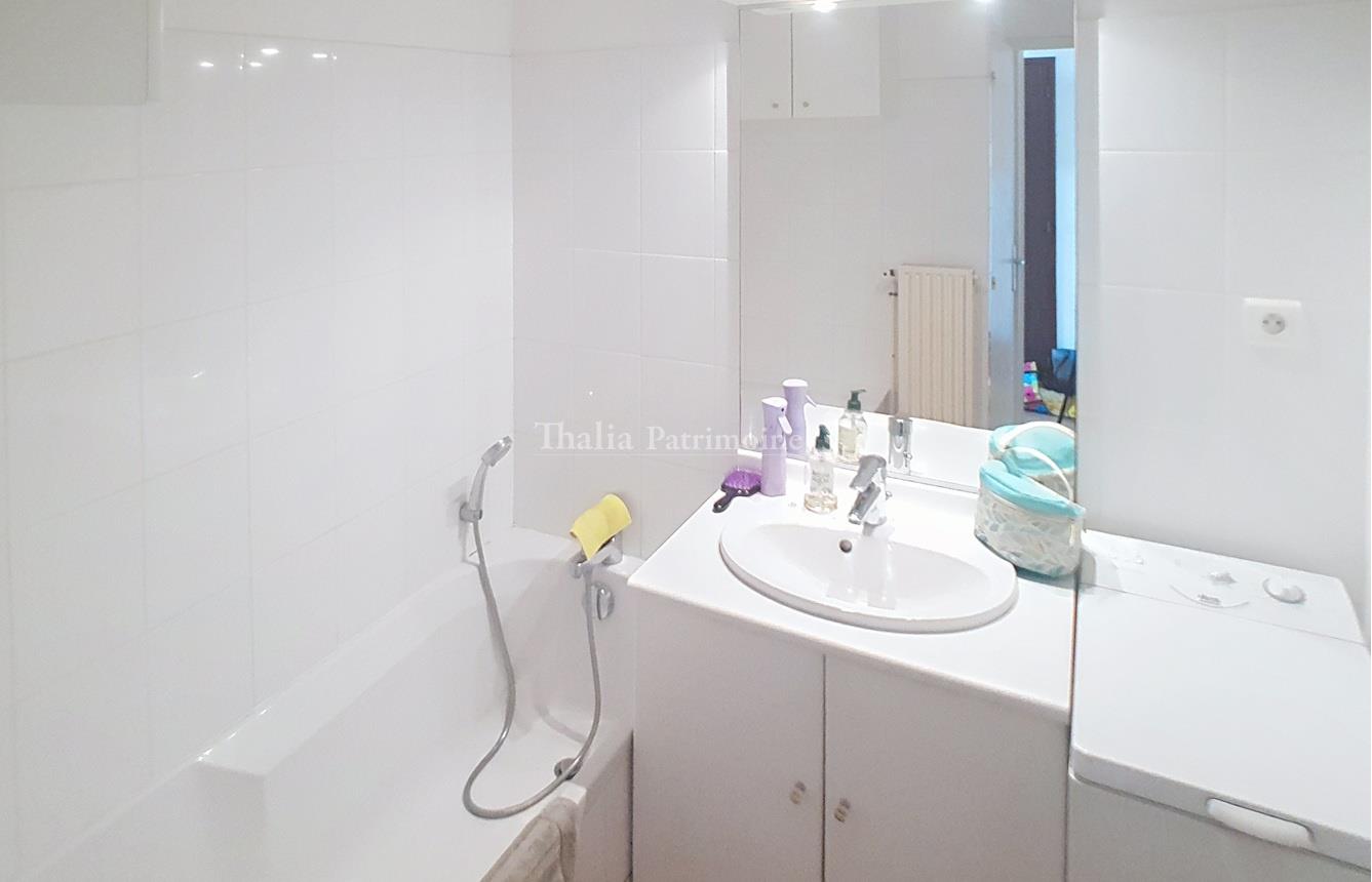 Bright T2 near Pereire, parking and cellar, beach access
