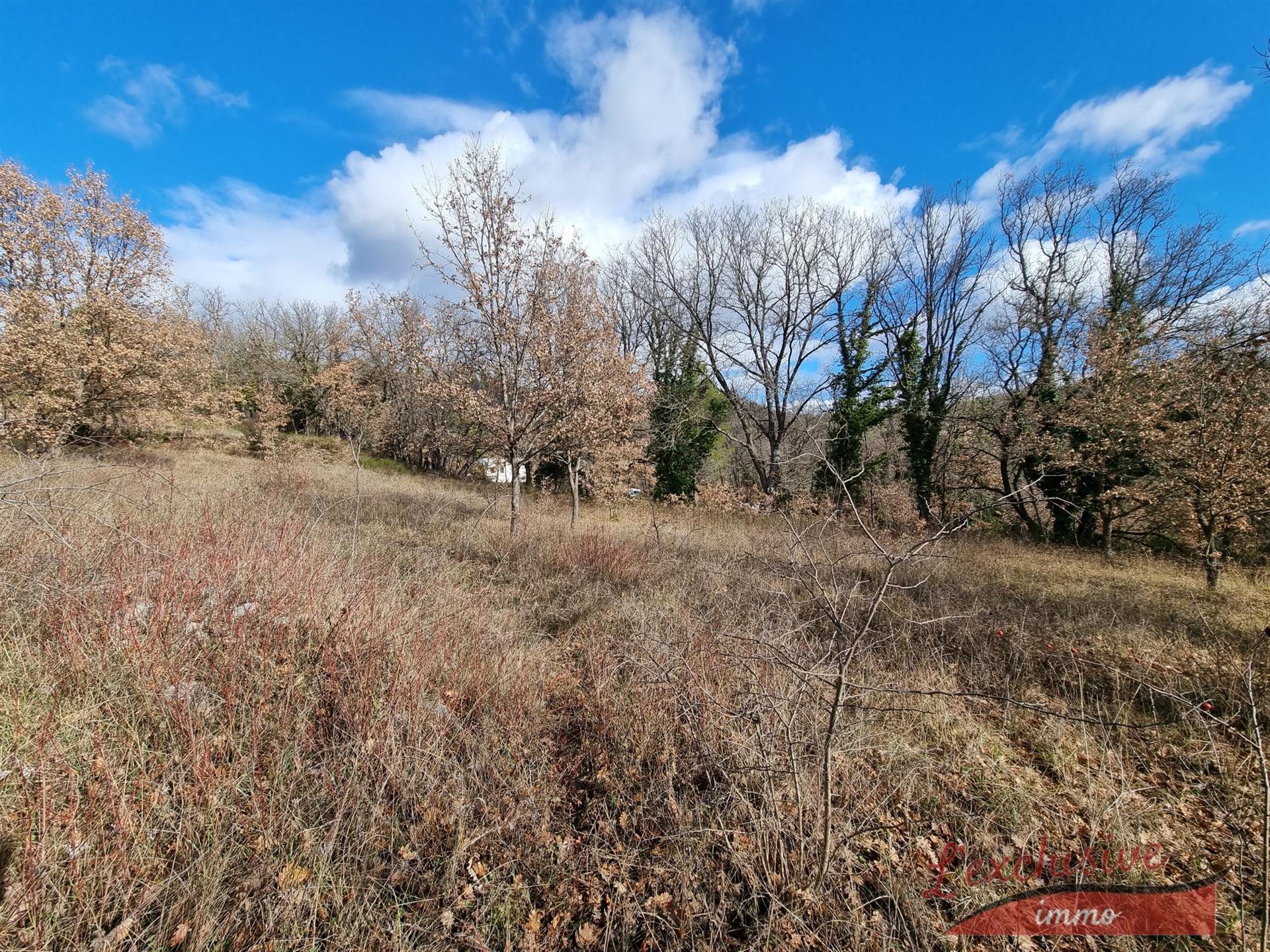 In Quinson, plot of 636m2 buildable in a quiet area