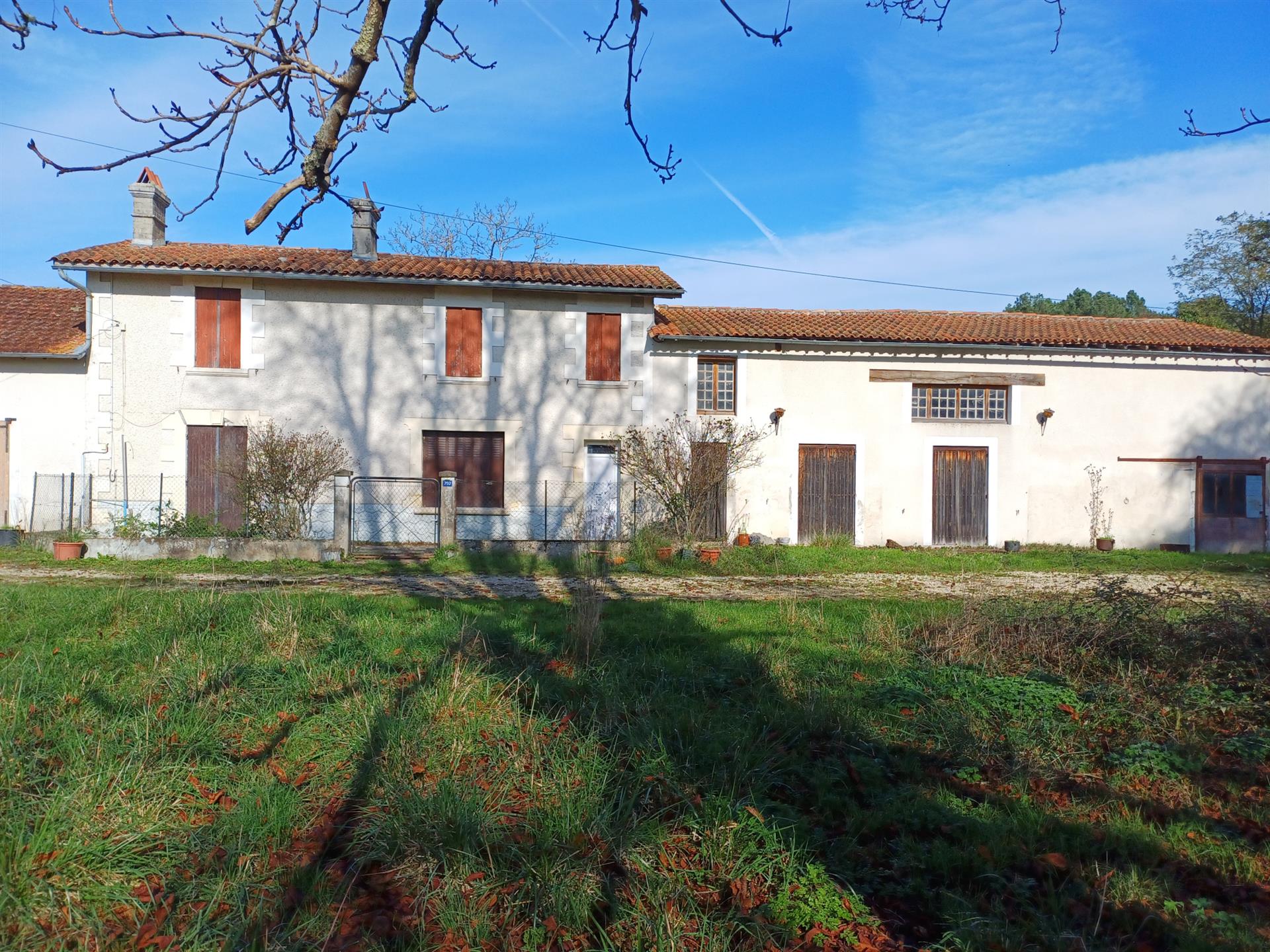 Property on 31 ha ideal horses and cottages 10 minutes from Montpon-Ménestérol (24)