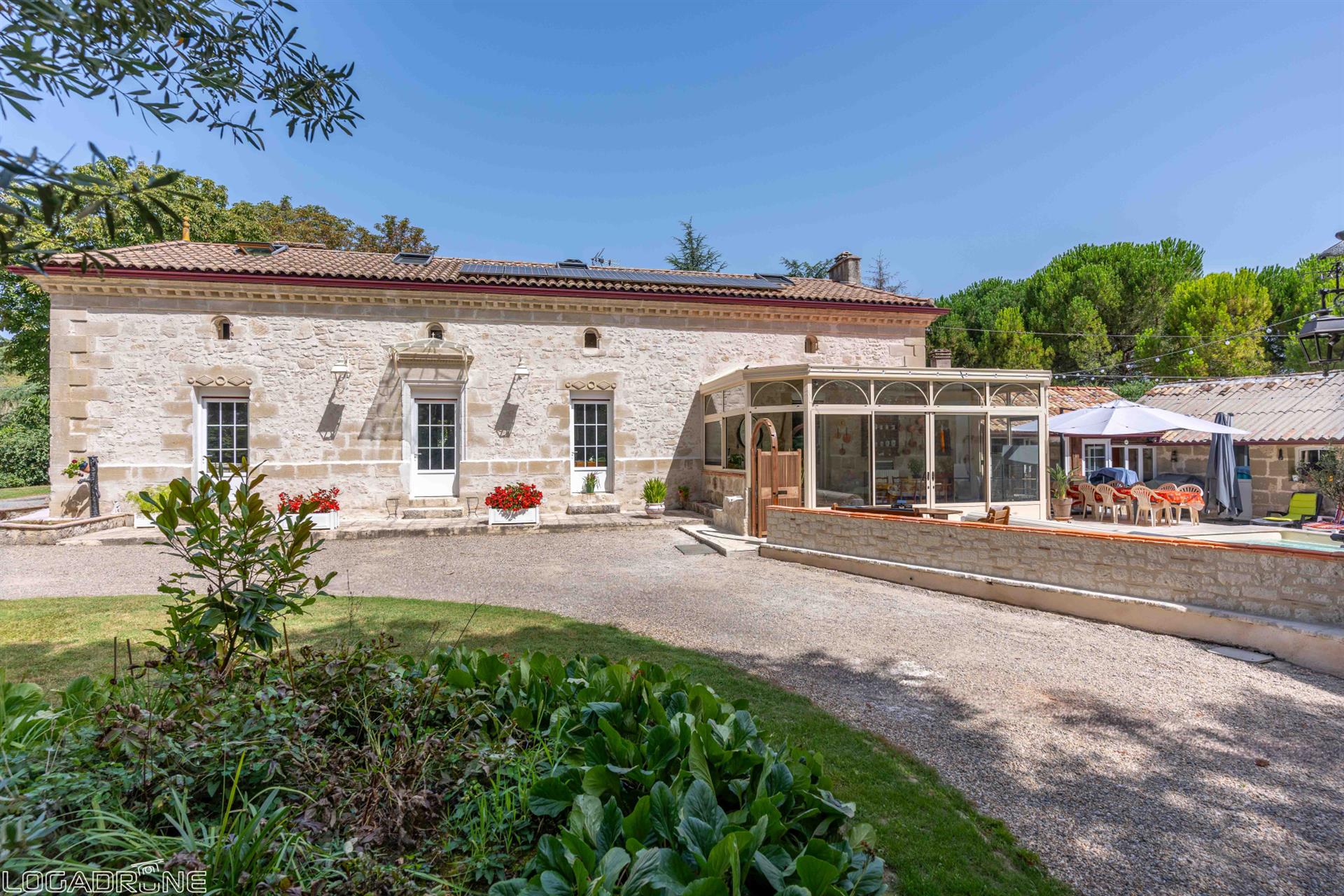 Magnificent property completely renovated with its wooded park!