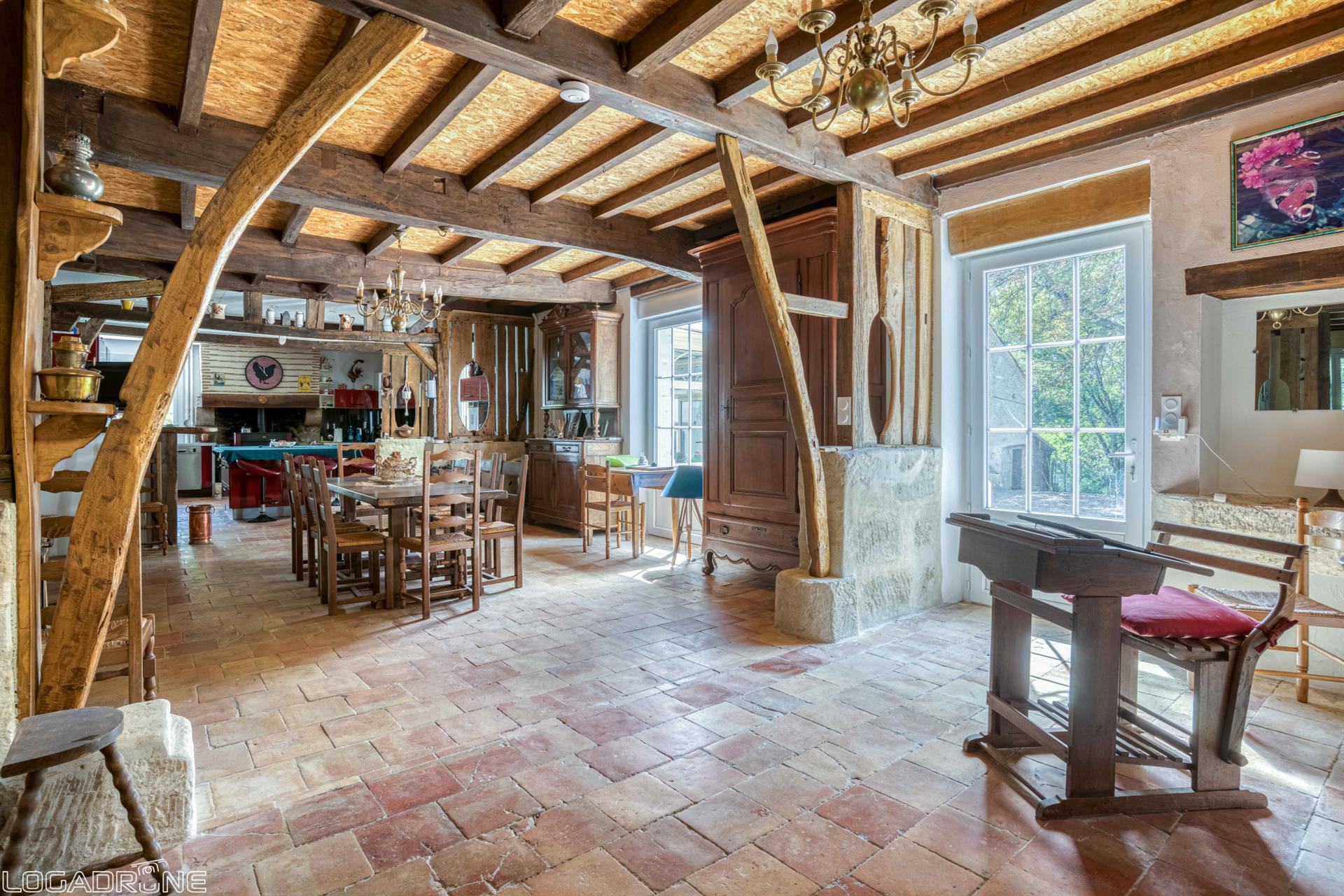 Magnificent property completely renovated with its wooded park!