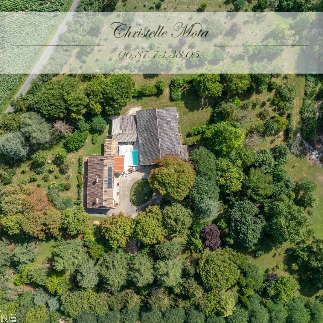 Magnificent property completely renovated with its wooded park!